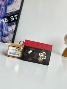 P320 M12215 本款 LV Charms 卡夹出自 Candy Factory 系列邀请品牌吉祥物共度美好节日季Monclerogram 帆布描绘 Vivienne 徜徉于缤纷糖果的欢乐景象Vivienne 造型装饰和 LV 花卉丰富细节尺寸：10×7.3cm-高仿包包