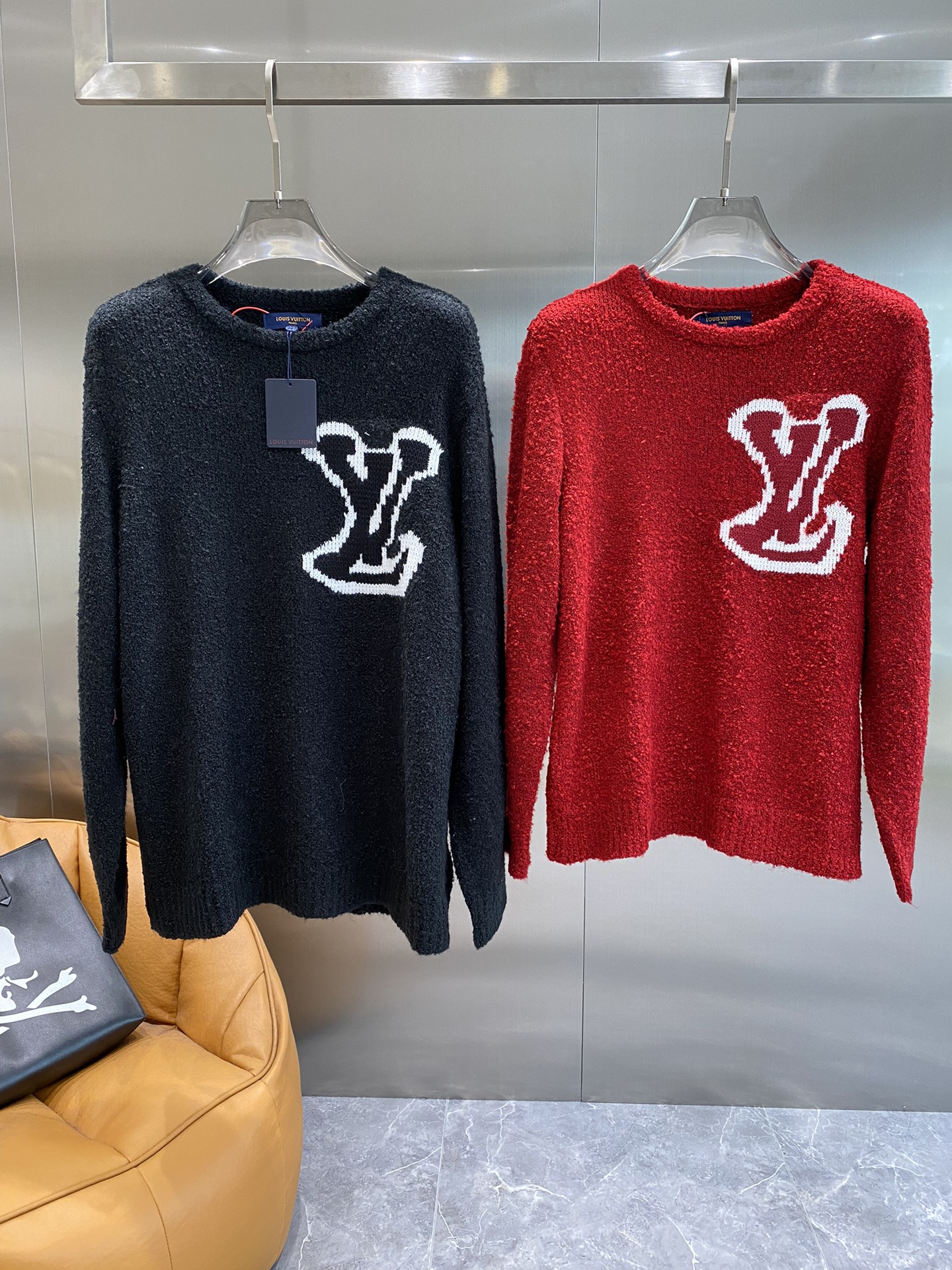 "𝙉𝙚𝙬🤍🖤LV".2023 outono e inverno novo jumper moda casual gola redonda desgaste bottoming modelos essenciais lã importada misturada lã calor é muito forte não irrita a pele pode ser usado perto de todo o corpo bordado personalidade e jogo de moda é a fusão de design e material simples estilo europeu com lã importada tecido de malha outono e inverno único desgaste bottoming deuses! Tamanho unissexo: S- XXL🅿️500