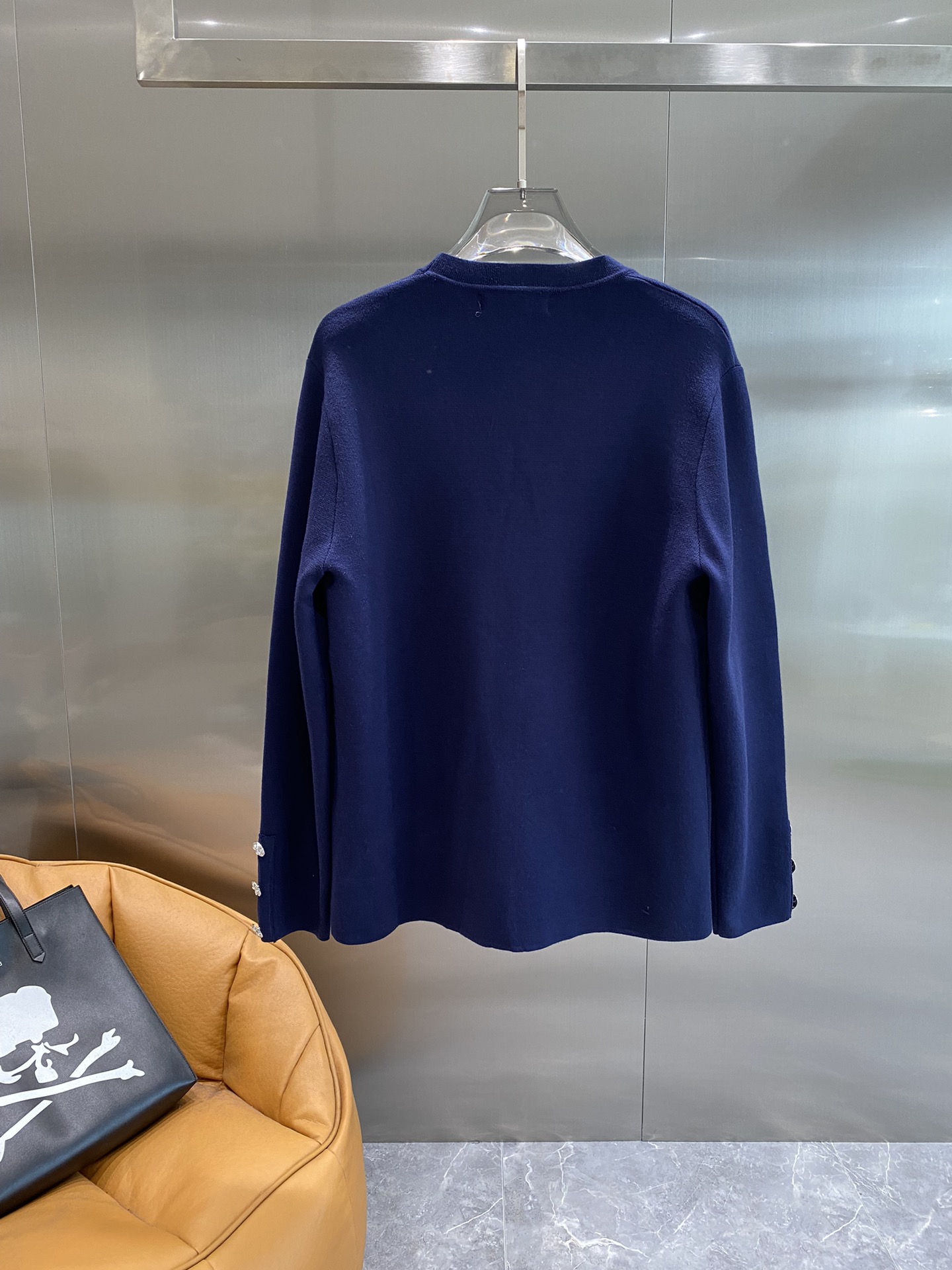 Mungkow¡Exclusivo de los hombres nuevos casuales chaqueta de punto jersey ~ alta costumbre estilo urbano completo clásico ambiente sencillo jersey de punto tejido importado suave y delicado desgaste agradable a la piel y cómodo armario de los hombres no puede prescindir de la parte inferior básica en cualquier momento y en cualquier lugar se puede utilizar con una variedad de ropa para satisfacer las necesidades de su vida diaria Ropa de diseño es muy simple y único de la moda explosión versátil de los hombres debe tener un solo producto! ¡Tres etiquetas completo!Tamaño: M- XXL🅿️700