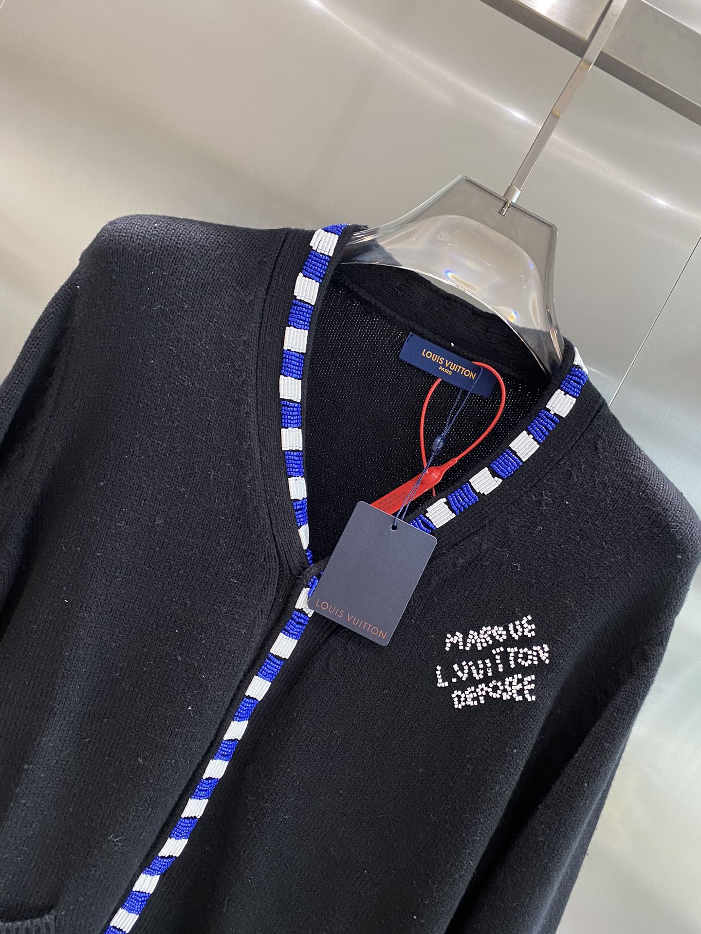 "𝙉𝙚𝙬🤍🖤LV".¡El jersey más cardigan para el otoño/invierno 2024! Tejidos italianos importados de alta calidad jersey peplum de punto de alta densidad ¡Logotipo! ¡Más ponible y más difícil de deformar la forma es extremadamente bueno todo tipo de estilos pueden fácilmente MANTENER el tipo de apresurarse a la forma de la tela también debe ser recogido! ¡Los clásicos adornos de moda que se buscan año tras año se han hecho populares en todo el mundo!Talla S-XXL (177/140S) 🅿️600