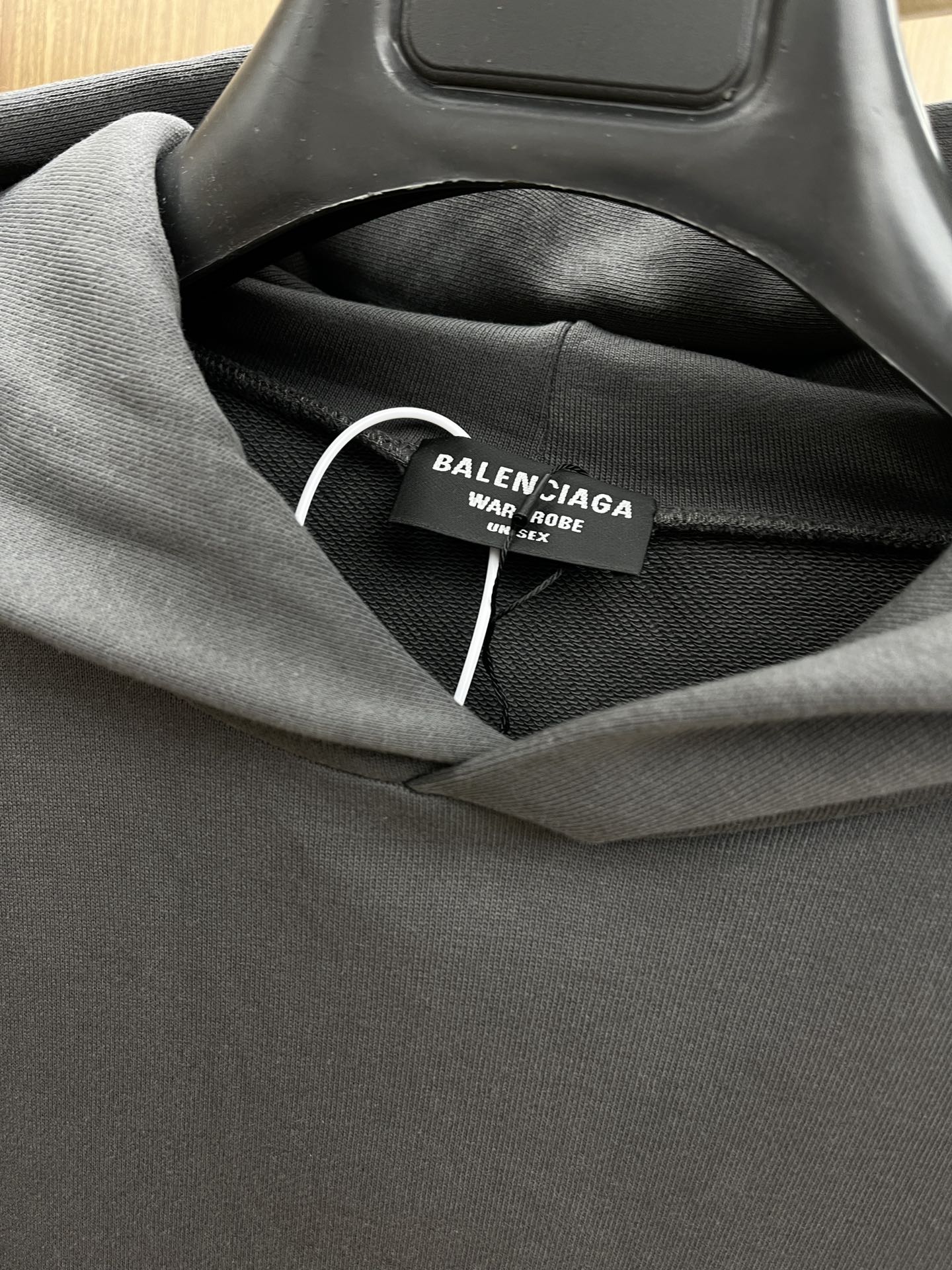 P640 Balenciaga Balenciaga Sudadera clásica con capucha Otoño/Invierno 2024 Sudadera suelta Coke Letter Unisex Este modelo unisex tiene un ajuste de silueta grande Sin capucha con cordón Caída de hombros 1 bolsillo estilo canguro en la parte delantera Puños y cintura GZ encogidos Pecho y espalda adornados con bordados de ilustraciones de campañas políticas Colores: Negro Beige Gris Azul Talla: XS-XL-Alta... FÁBRICA