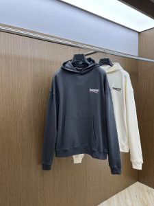 P640 Balenciaga Sweat classique à capuche Balenciaga Automne/Hiver 2024 Coke Letter Loose Sweatshirt Unisex Ce modèle unisexe présente une coupe silhouette large Pas de capuche à cordon de serrage Épaules tombantes 1 poche de style kangourou sur le devant Poignets et ceinture GZ rétrécis Poitrine et dos ornés de broderies de campagnes politiques Coloris : Noir Beige Gris Bleu Taille : XS-XL-High... USINE