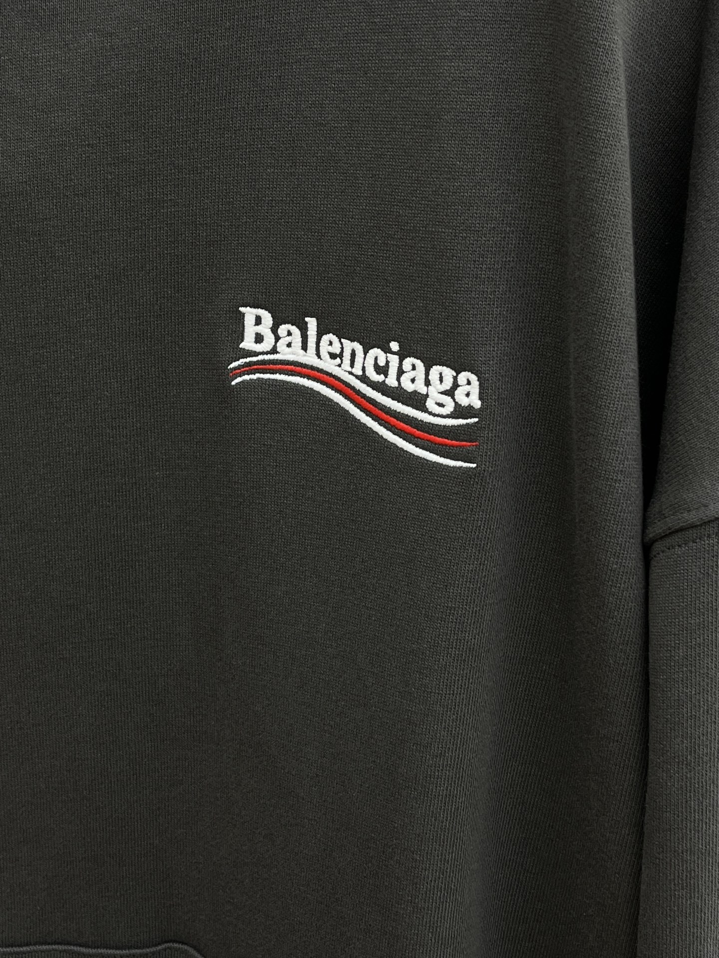 P640 Balenciaga Balenciaga Sudadera clásica con capucha Otoño/Invierno 2024 Sudadera suelta Coke Letter Unisex Este modelo unisex tiene un ajuste de silueta grande Sin capucha con cordón Caída de hombros 1 bolsillo estilo canguro en la parte delantera Puños y cintura GZ encogidos Pecho y espalda adornados con bordados de ilustraciones de campañas políticas Colores: Negro Beige Gris Azul Talla: XS-XL-Alta... FÁBRICA