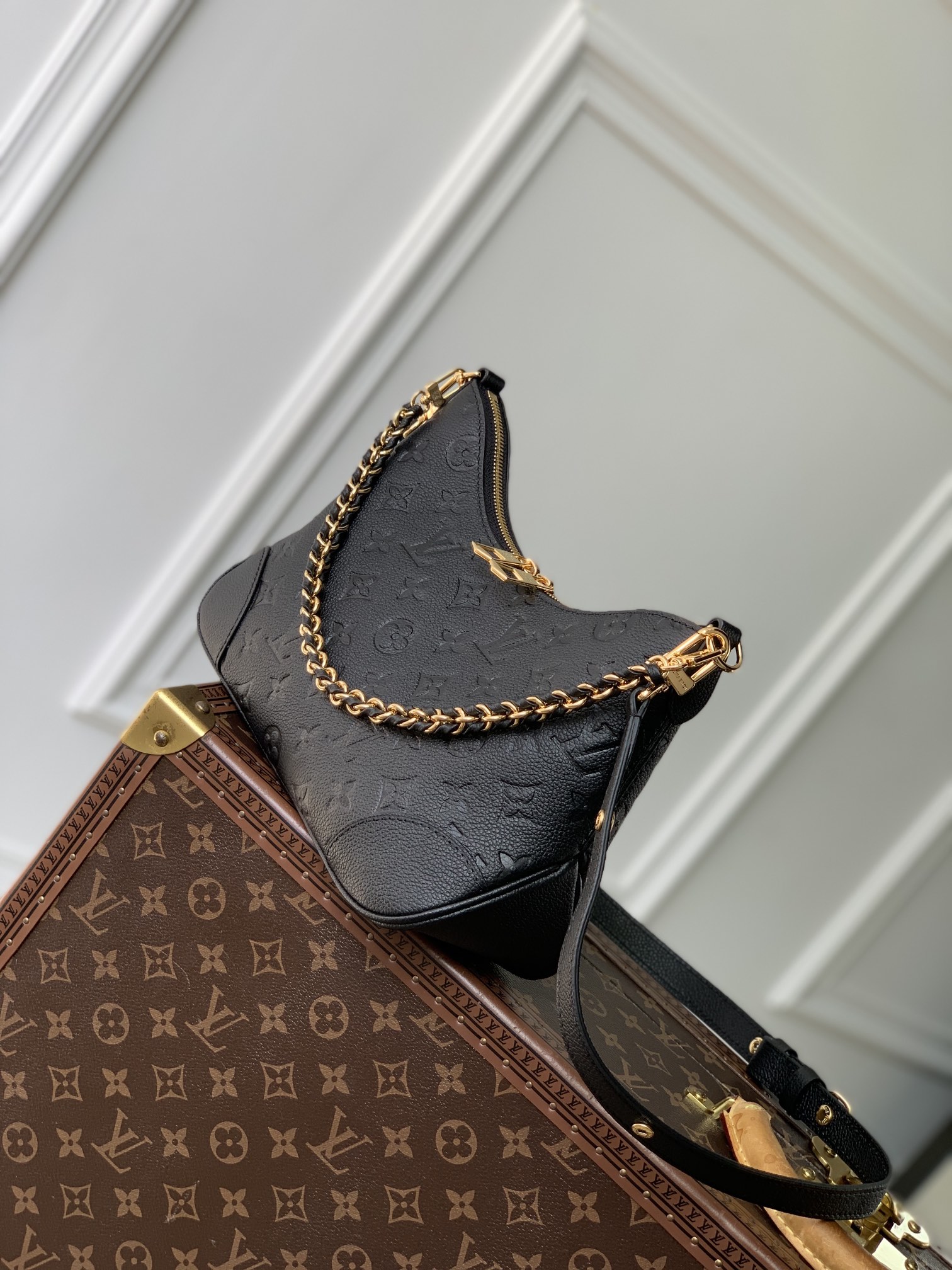 P1900 LV M12930BlackThis Boulogne bag is a reinterpretation of a classic design in Monclerogram Empreinte leather with a variety of carrying optionsInterior patch pocket to easily organize your smartphoneWoven chain with dazzling metal pieces16 x 9.5 x 29 cm (H x W x L)-High-end bags