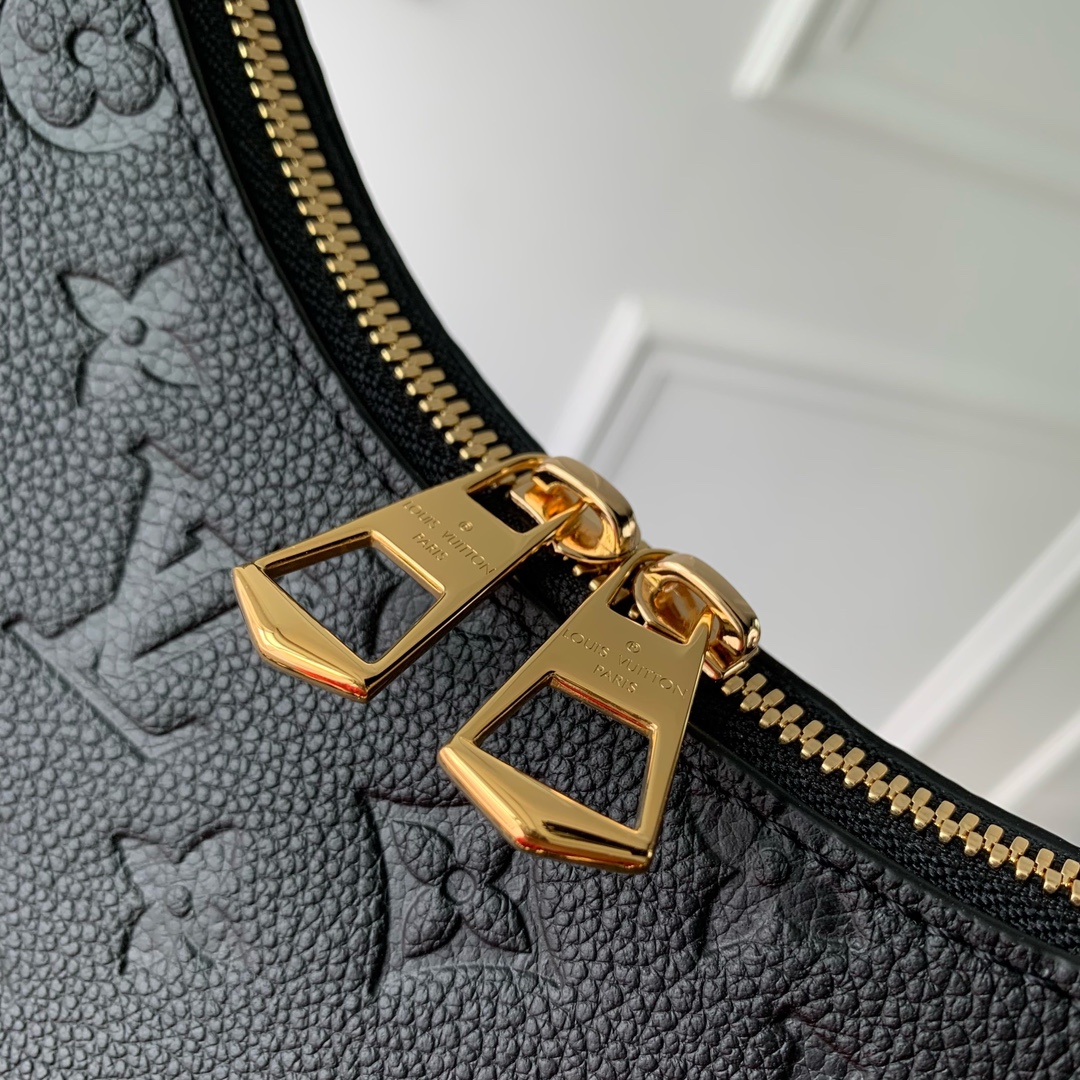 P1900 LV M12930BlackThis Boulogne bag is a reinterpretation of a classic design in Monclerogram Empreinte leather with a variety of carrying optionsInterior patch pocket to easily organize your smartphoneWoven chain with dazzling metal pieces16 x 9.5 x 29 cm (H x W x L)-High-end bags