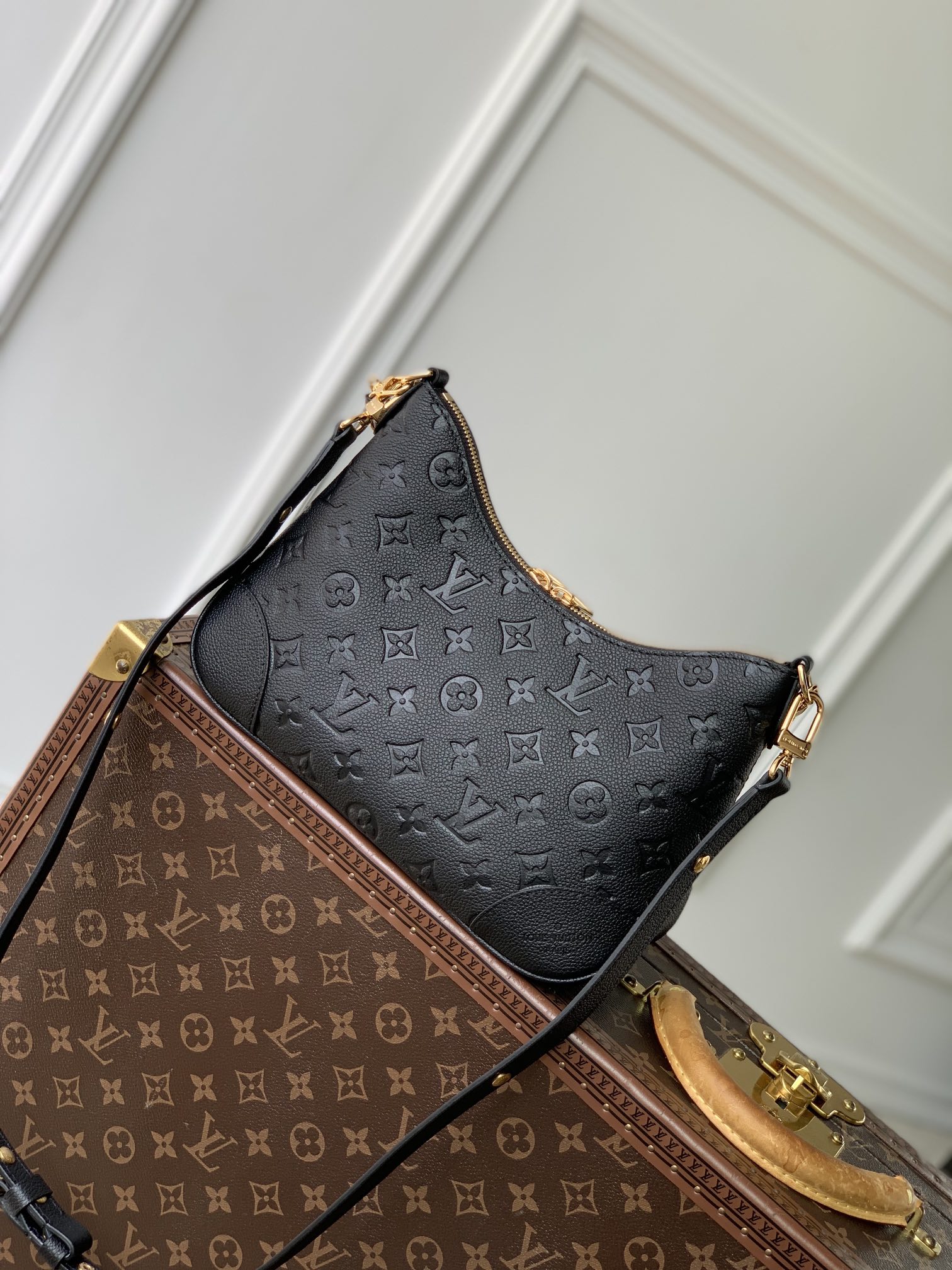 P1900 LV M12930BlackThis Boulogne bag is a reinterpretation of a classic design in Monclerogram Empreinte leather with a variety of carrying optionsInterior patch pocket to easily organize your smartphoneWoven chain with dazzling metal pieces16 x 9.5 x 29 cm (H x W x L)-High-end bags