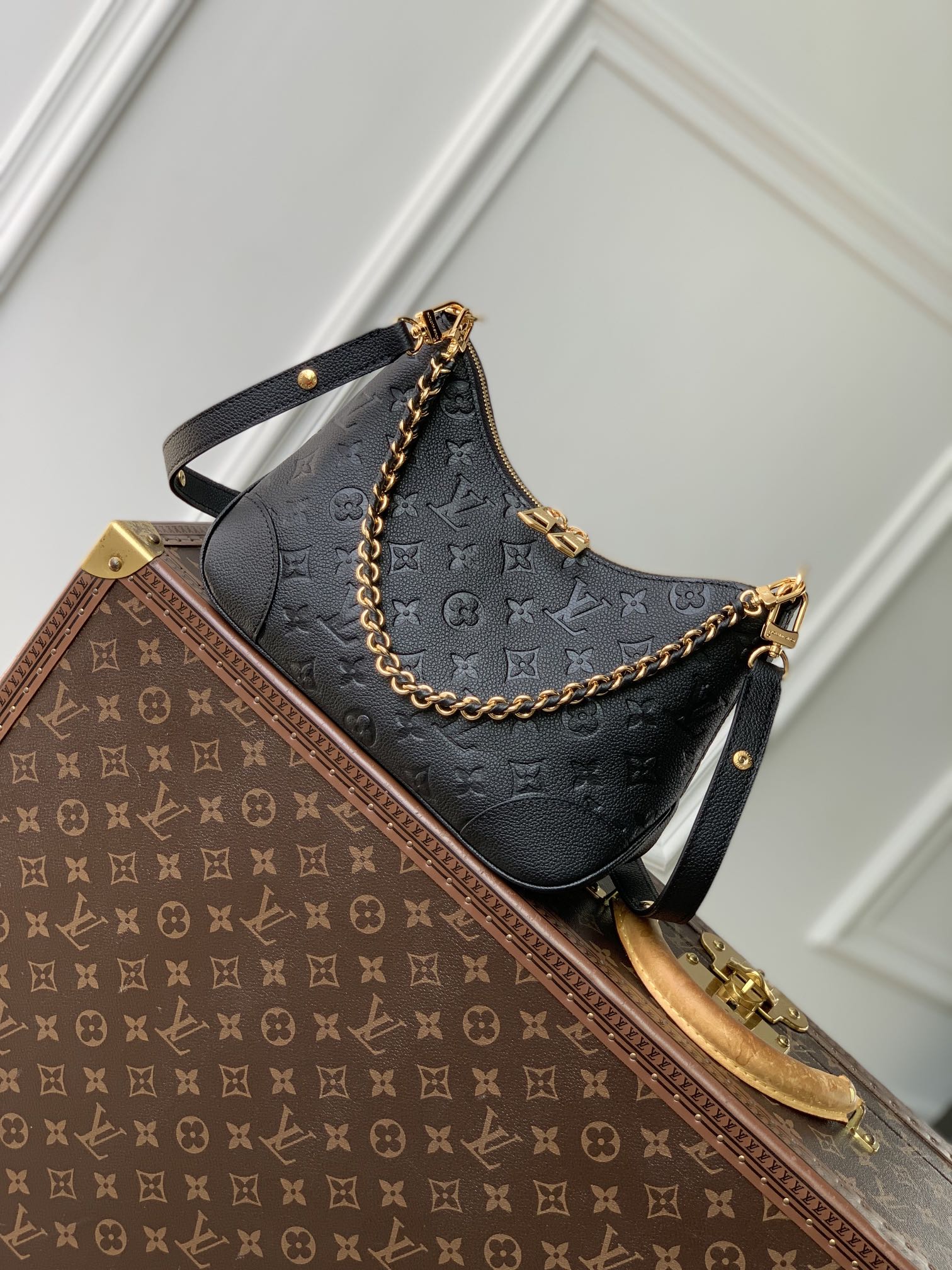 P1900 LV M12930BlackThis Boulogne bag is a reinterpretation of a classic design in Monclerogram Empreinte leather with a variety of carrying optionsInterior patch pocket to easily organize your smartphoneWoven chain with dazzling metal pieces16 x 9.5 x 29 cm (H x W x L)-High-end bags