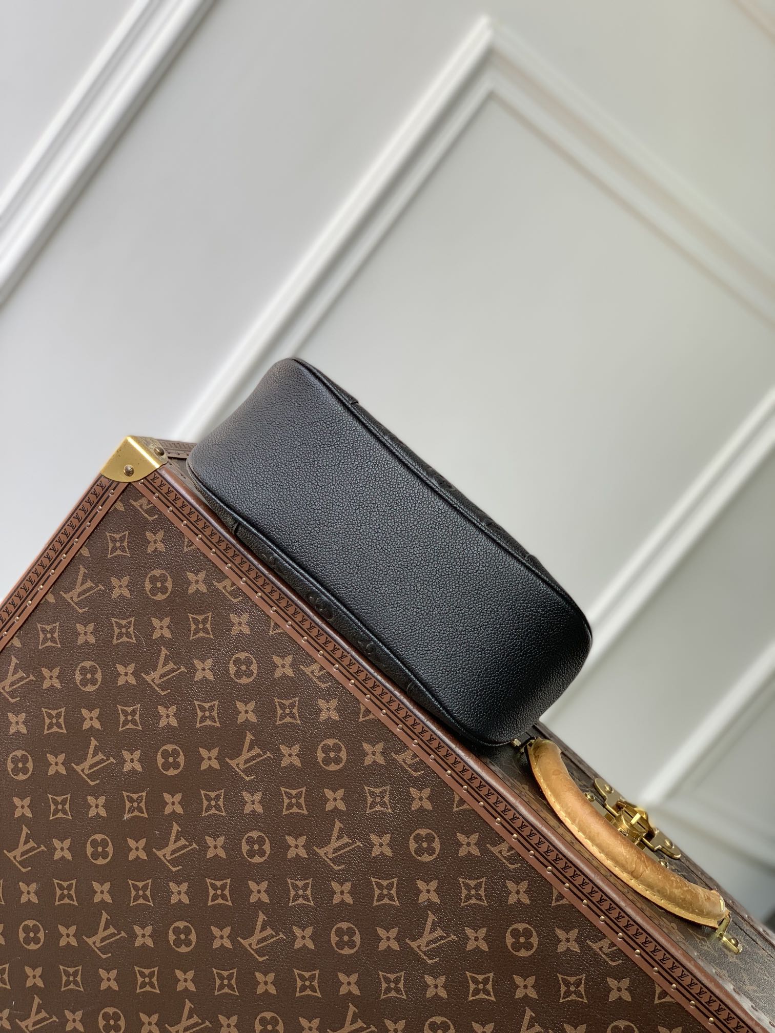 P1900 LV M12930BlackThis Boulogne bag is a reinterpretation of a classic design in Monclerogram Empreinte leather with a variety of carrying optionsInterior patch pocket to easily organize your smartphoneWoven chain with dazzling metal pieces16 x 9.5 x 29 cm (H x W x L)-High-end bags