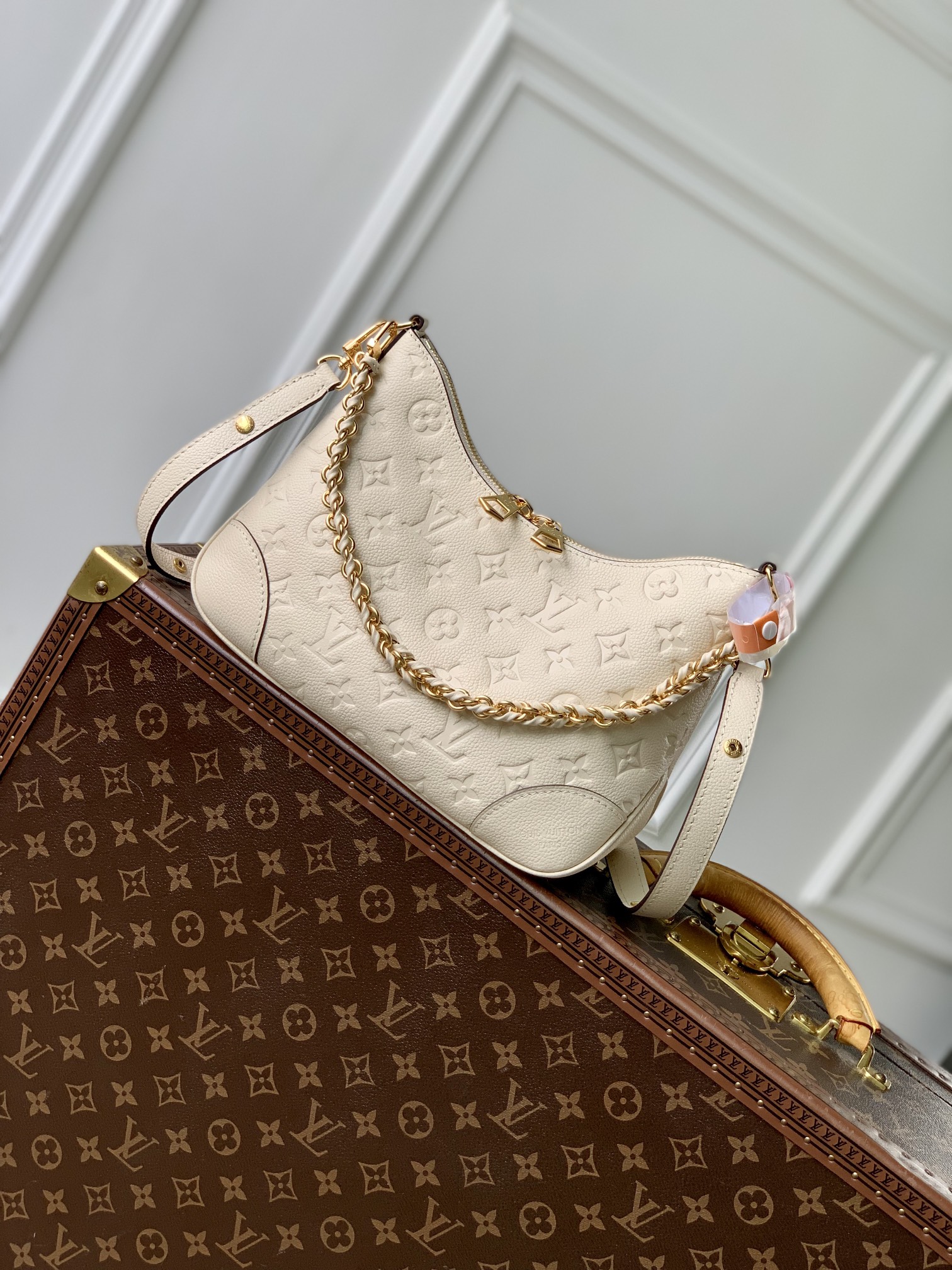 P1900 LV M12930WhiteCe sac Boulogne est une réinterprétation d'un modèle classique en cuir Empreinte Monclerogram avec une variété d'options de transportPochette intérieure pour ranger facilement un smartphoneChaîne tissée avec des pièces métalliques éblouissantes16 x 9,5 x 29 cm (H x L x L)-High Fake Bags