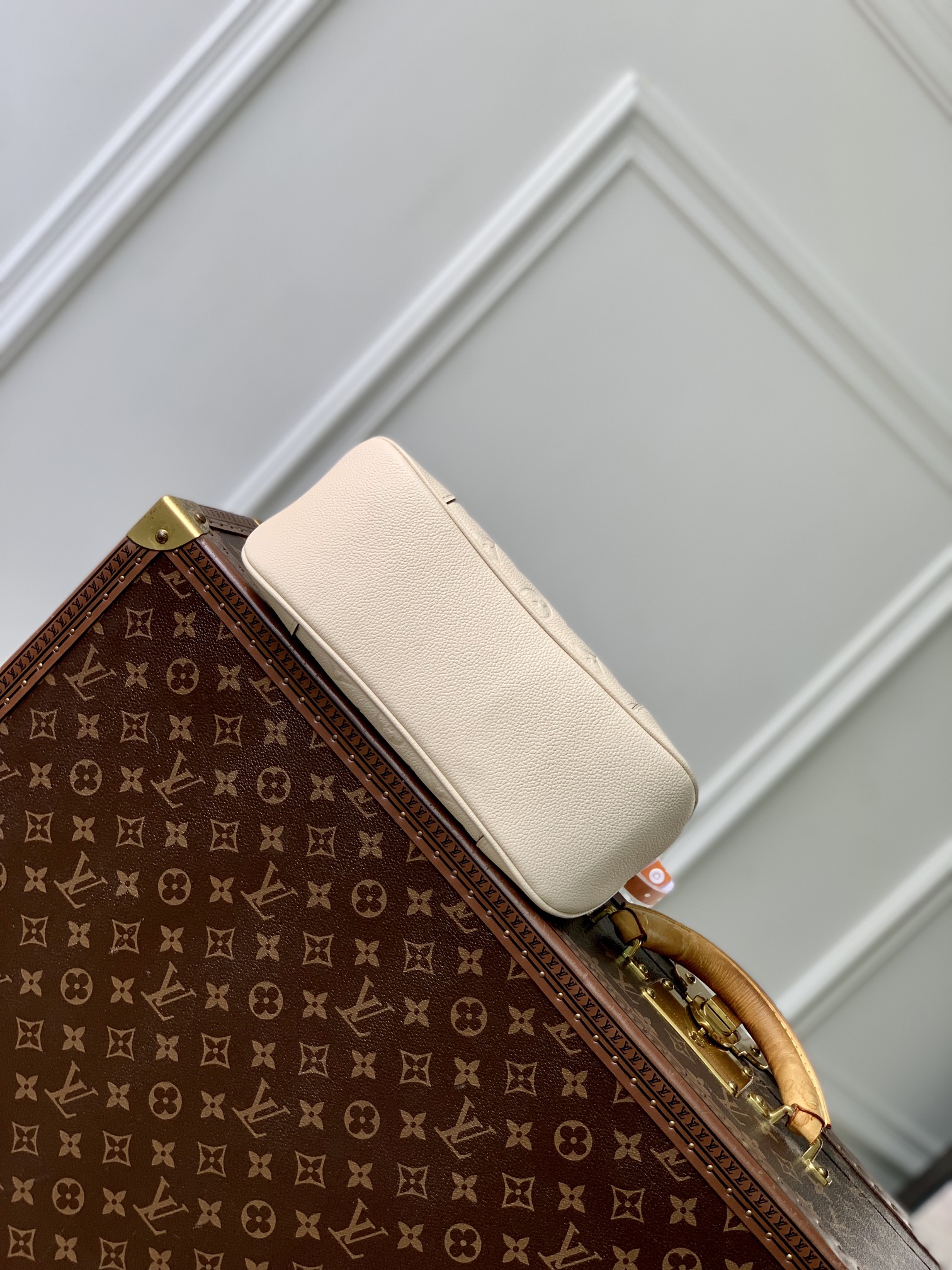 P1900 LV M12930BlancoEste bolso Boulogne es una reinterpretación de un diseño clásico en piel Monclerogram Empreinte con una gran variedad de opciones de transporteBolsillo interior de parche para guardar fácilmente un smartphoneCadena tejida con deslumbrantes piezas metálicas16 x 9,5 x 29 cm (alto x ancho x largo)-Altos bolsos de imitación