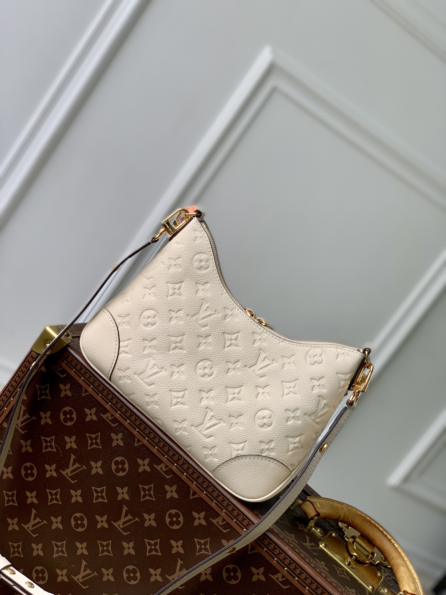 P1900 LV M12930WhiteCe sac Boulogne est une réinterprétation d'un modèle classique en cuir Empreinte Monclerogram avec une variété d'options de transportPochette intérieure pour ranger facilement un smartphoneChaîne tissée avec des pièces métalliques éblouissantes16 x 9,5 x 29 cm (H x L x L)-High Fake Bags