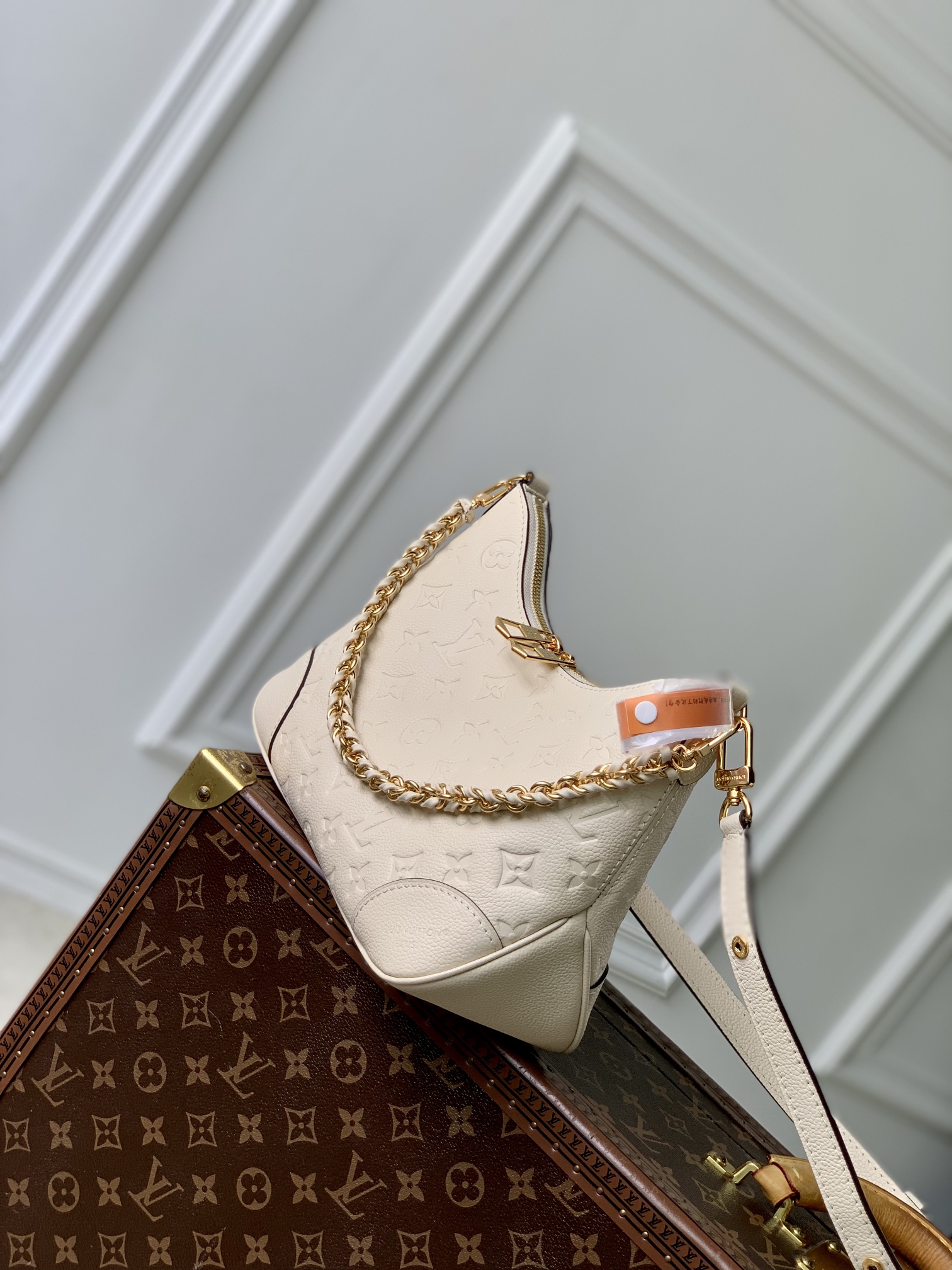 P1900 LV M12930WhiteCe sac Boulogne est une réinterprétation d'un modèle classique en cuir Empreinte Monclerogram avec une variété d'options de transportPochette intérieure pour ranger facilement un smartphoneChaîne tissée avec des pièces métalliques éblouissantes16 x 9,5 x 29 cm (H x L x L)-High Fake Bags