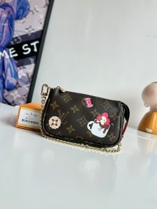 P440 M12205 本款 Mini Pochette Accessoires 手拿包以缤纷糖果图案点题 Candy Factory 系列令品牌吉祥物 Vivienne 沐浴于热可可杯中Monclerogram 帆布包裹鲜明内衬耀目链条、钩扣和 Vivienne 造型拉链丰富细节尺寸：15.5×10.5×4cm-高仿包包