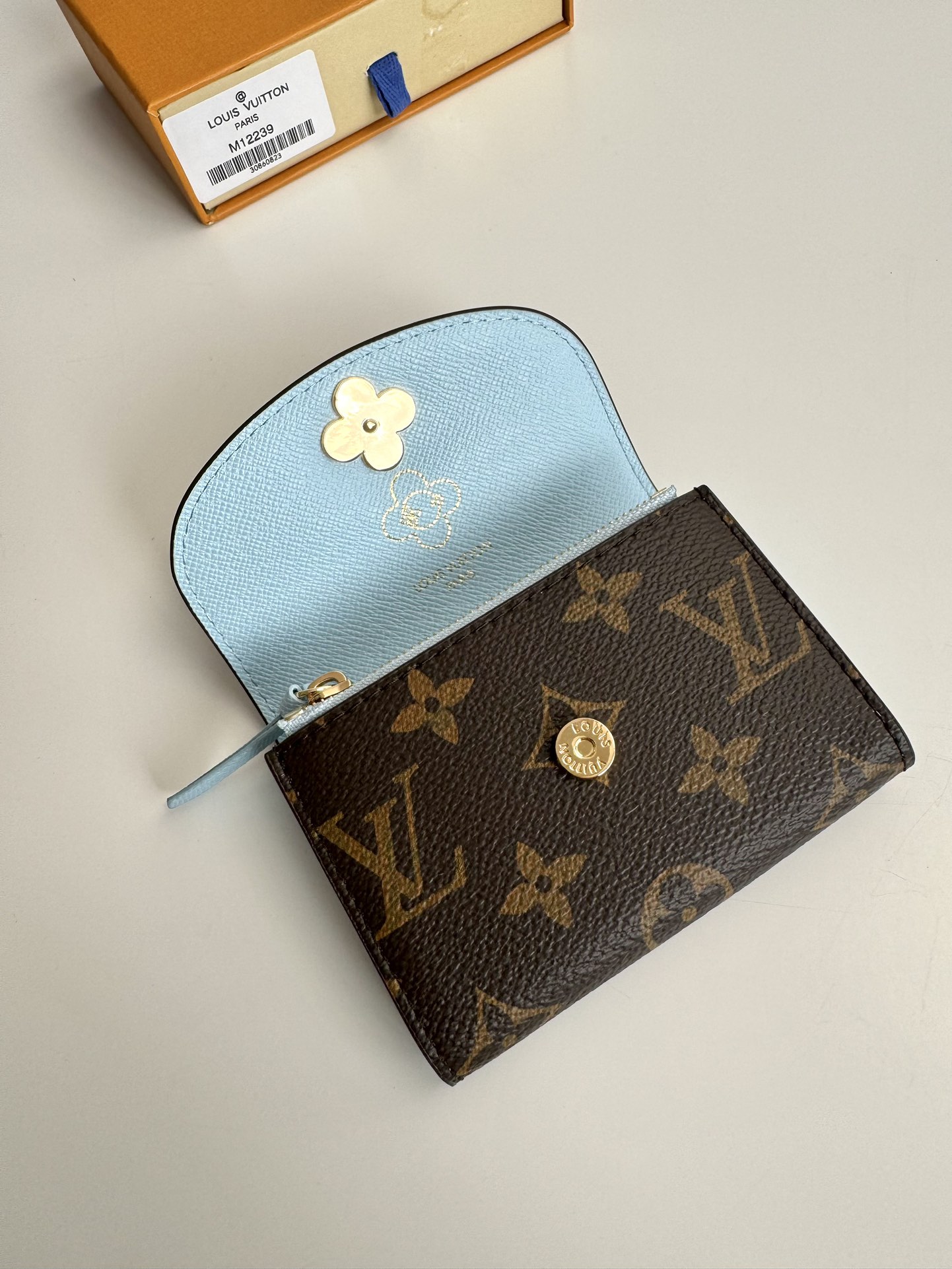 P320 M12239 This Rosalie coin purse in classic Monclerogram canvas is part of the Candy Factory collection, which features the brand's mascot in a heart-shaped candy cane motif, making it an exquisite gift for Vivienne fans. Size: 11×8×2.5cm