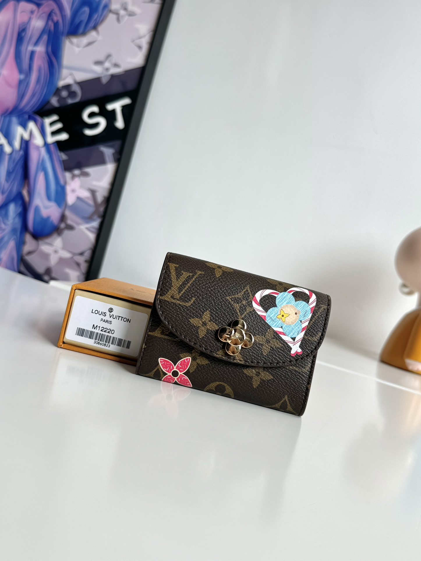 P320 M12220 This Rosalie coin purse in classic Monclerogram canvas is part of the Candy Factory collection, which features the brand's mascot in a heart-shaped candy cane motif, making it an exquisite gift for Vivienne fans. Size: 11×8×2.5cm