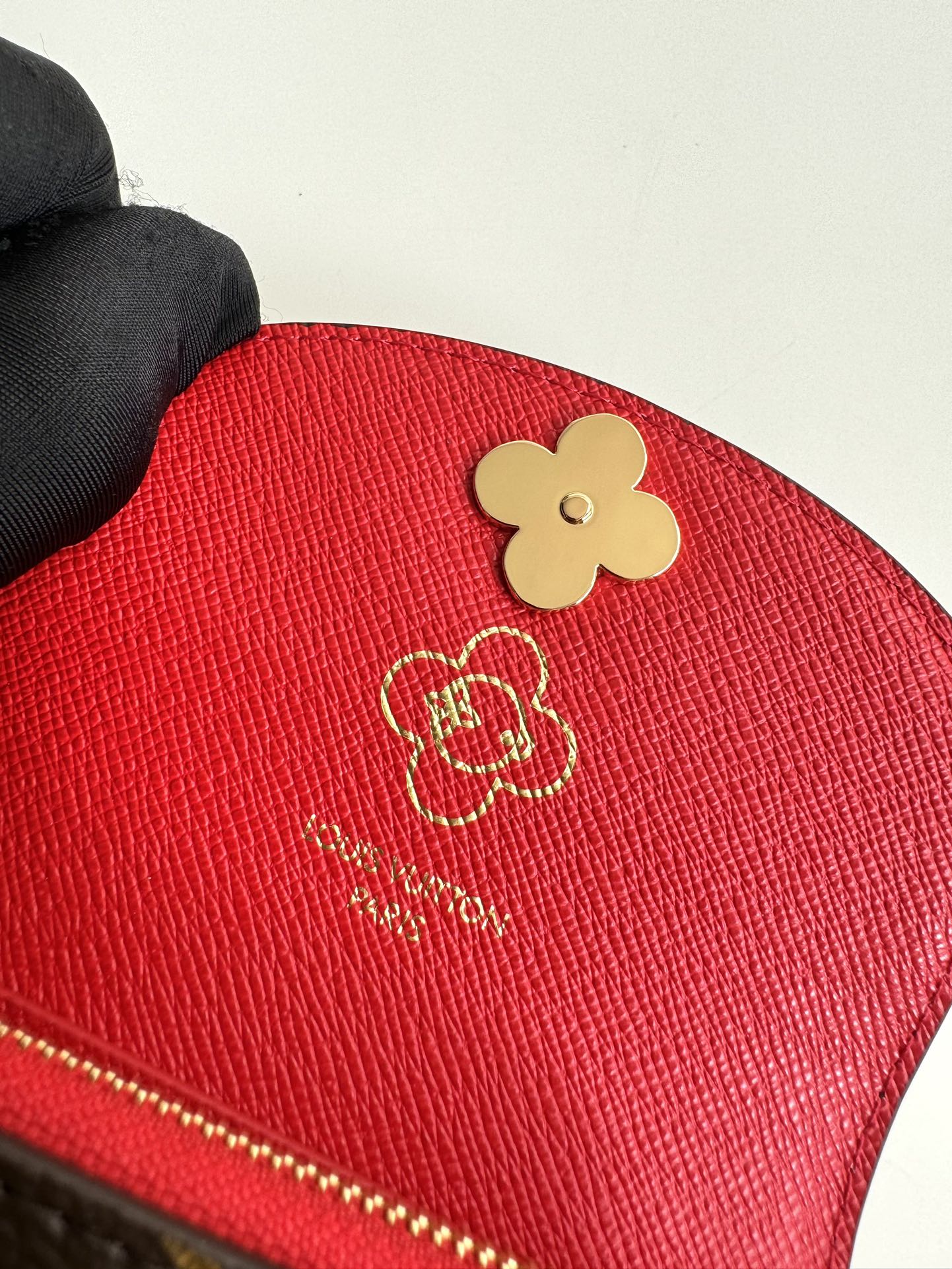 P320 M12220 This Rosalie coin purse in classic Monclerogram canvas is part of the Candy Factory collection, which features the brand's mascot in a heart-shaped candy cane motif, making it an exquisite gift for Vivienne fans. Size: 11×8×2.5cm