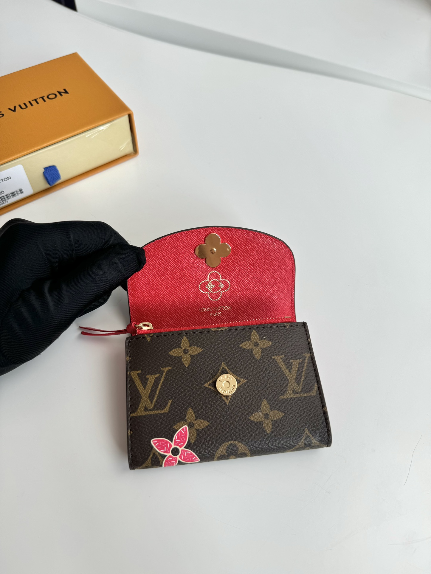 P320 M12220 This Rosalie coin purse in classic Monclerogram canvas is part of the Candy Factory collection, which features the brand's mascot in a heart-shaped candy cane motif, making it an exquisite gift for Vivienne fans. Size: 11×8×2.5cm