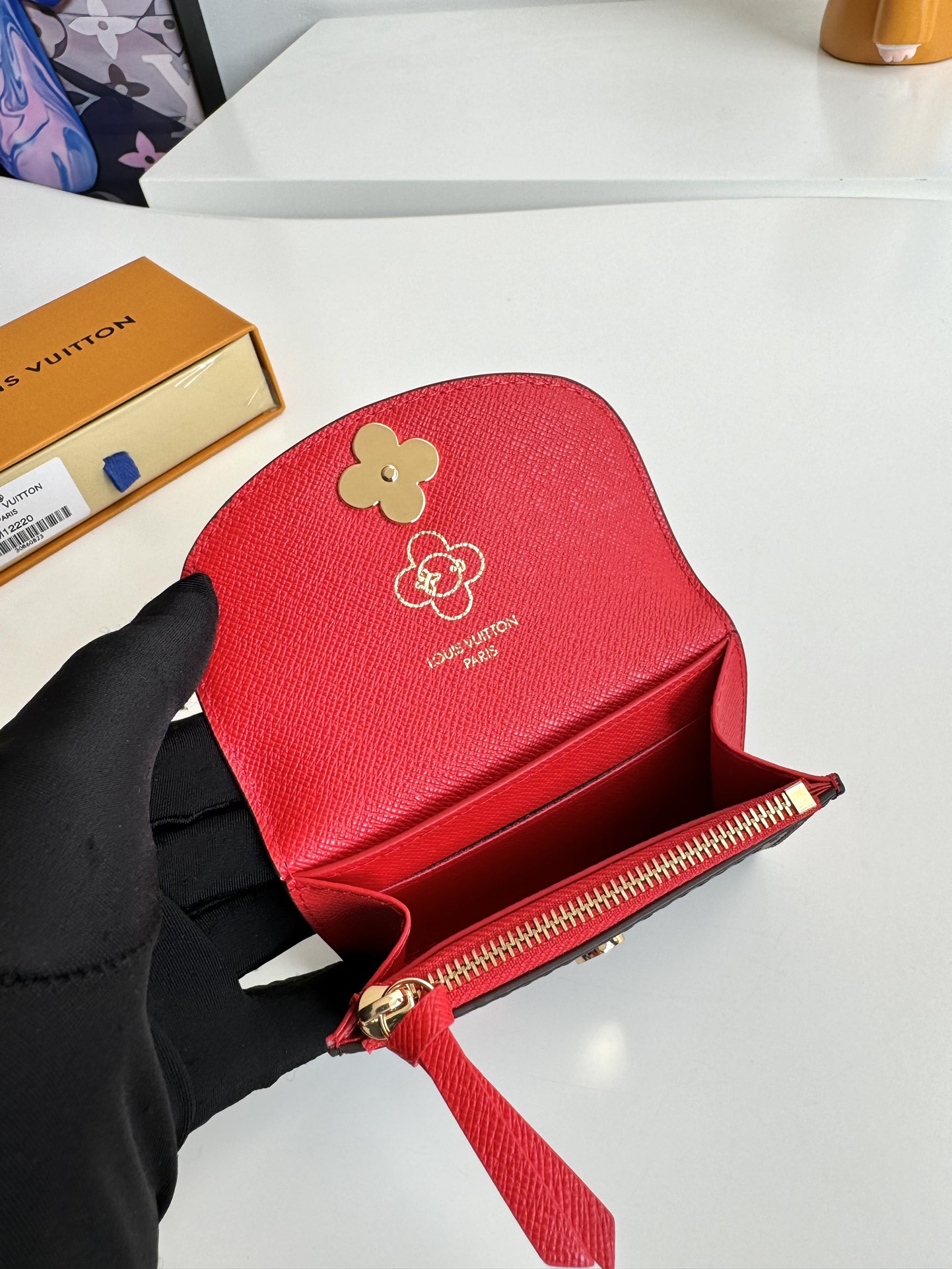 P320 M12220 This Rosalie coin purse in classic Monclerogram canvas is part of the Candy Factory collection, which features the brand's mascot in a heart-shaped candy cane motif, making it an exquisite gift for Vivienne fans. Size: 11×8×2.5cm