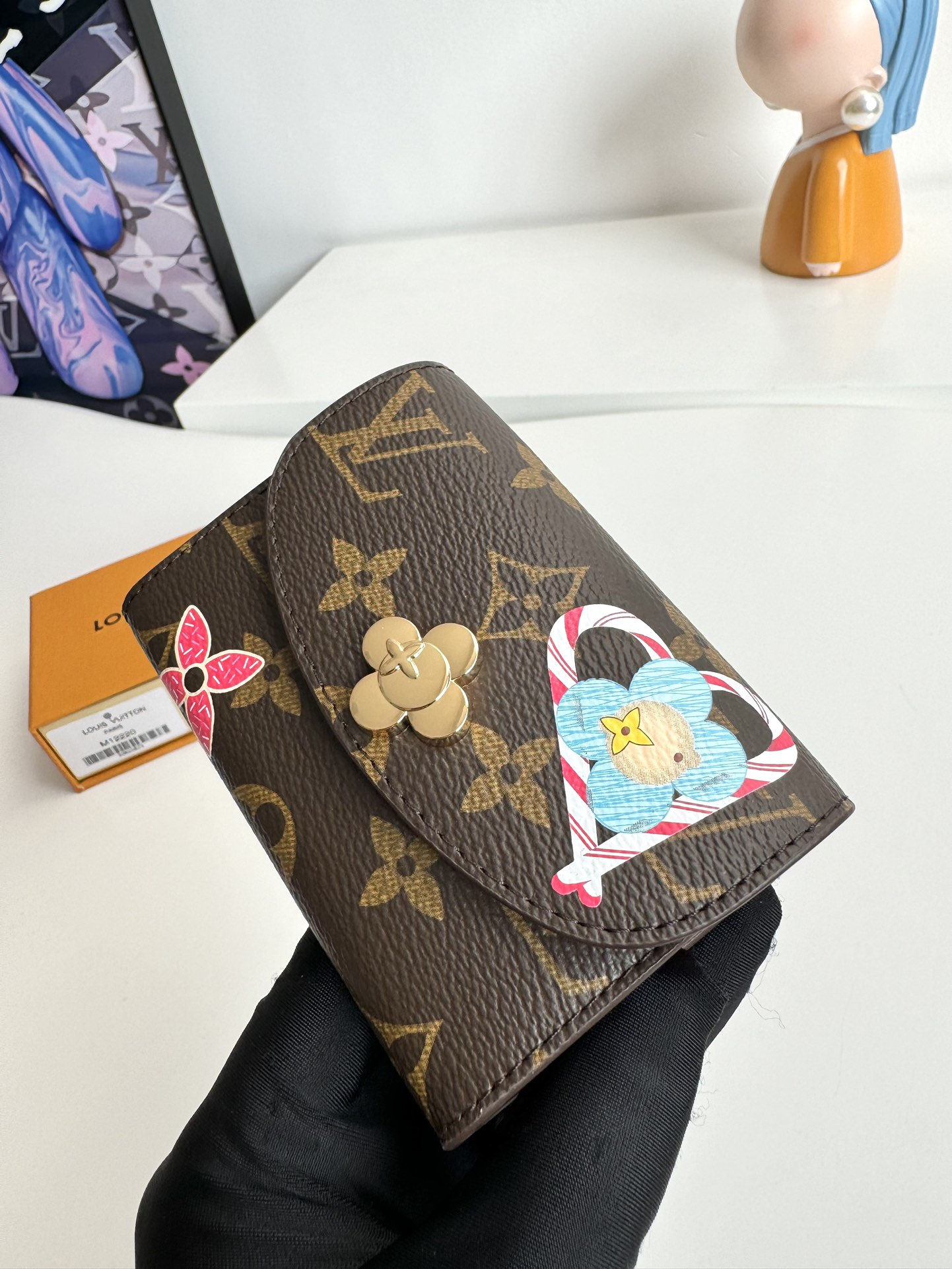 P320 M12220 This Rosalie coin purse in classic Monclerogram canvas is part of the Candy Factory collection, which features the brand's mascot in a heart-shaped candy cane motif, making it an exquisite gift for Vivienne fans. Size: 11×8×2.5cm