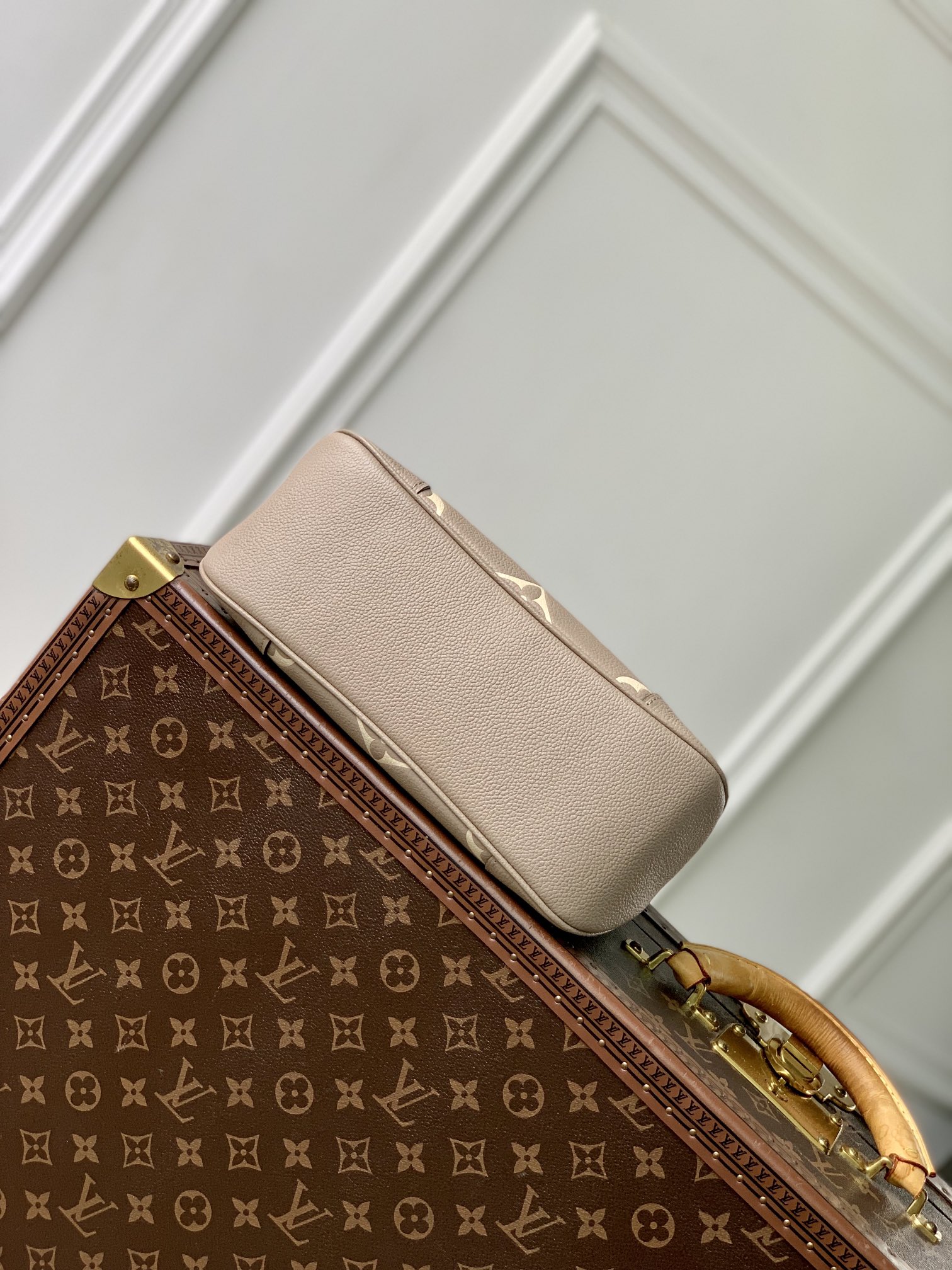 P1900 LV M12930WhiteCe sac Boulogne est une réinterprétation d'un modèle classique en cuir Empreinte Monclerogram avec une variété d'options de transportPochette intérieure pour ranger facilement un smartphoneChaîne tissée avec des pièces métalliques éblouissantes16 x 9,5 x 29 cm (H x L x L)-High Fake Bags