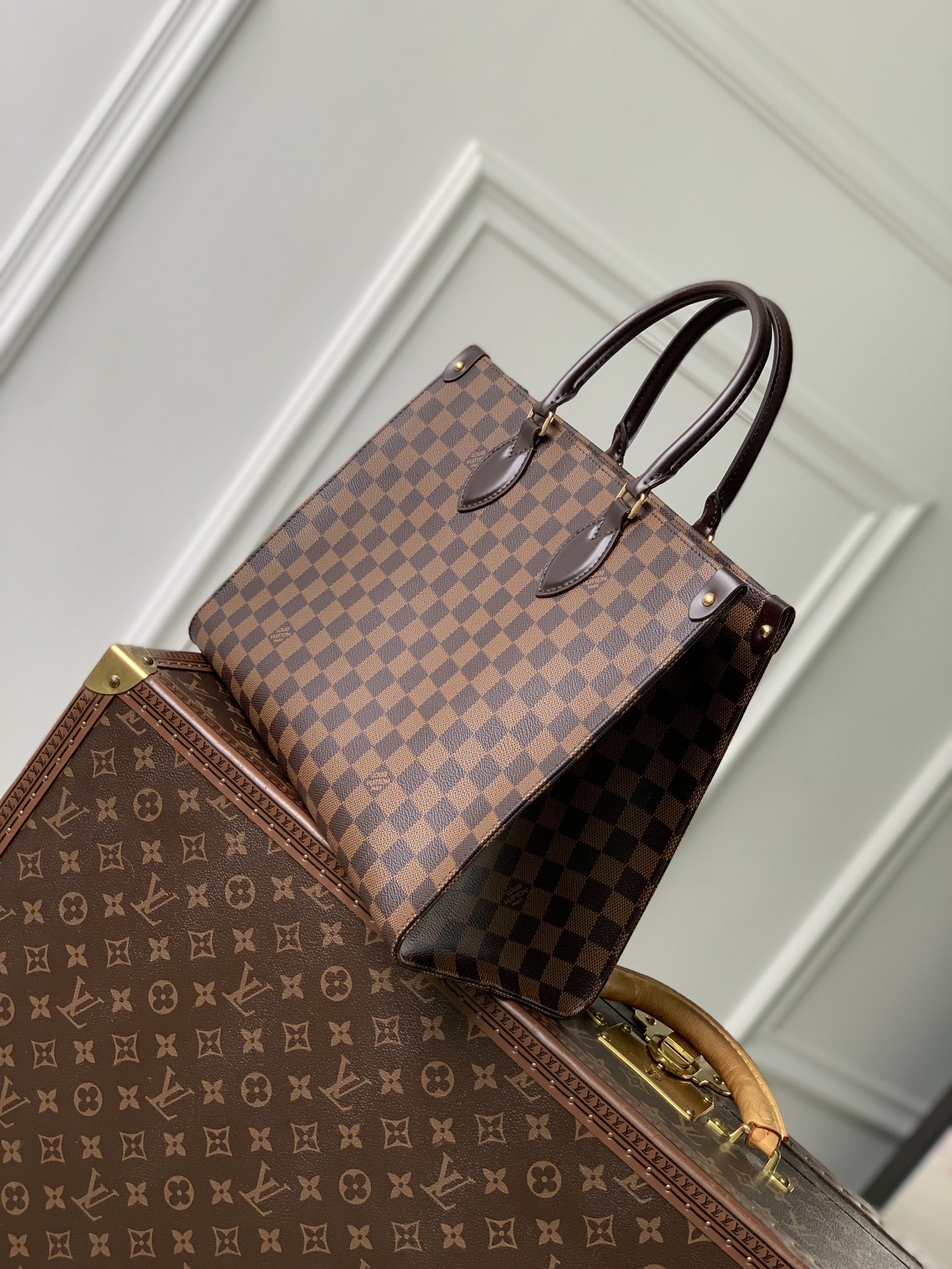 P1560 LV N00065أعيد تصميم حقيبة OnTheGo MM الكلاسيكية من قماش Damier Ebene وزُيّنت بجلد البقر الناعم مع قطع معدنية ذهبية اللون. يمكن حملها كحقيبة يد أو كحقيبة كتف بمقابض أطول. يأتي التصميم المتطور بجيب داخلي واحد وبسعة كبيرة لتخزين الكمبيوتر المحمول والأساسيات اليومية الأخرى.35 × 27 × 14 سم(الطول × الارتفاع × العرض)