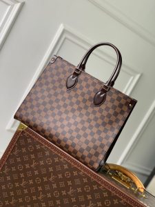 P1560 LV N00065
经典的OnTheGo MM手袋采用Damier Ebene帆布重新设计饰以光滑的牛皮配以金色金属配件可以用手提包提也可以用更长的提手作为肩包精致的设计配有1个内袋容量很大可以存放笔记本电脑和其他日常必需品
35×27×14cm
（长 x 高 x 宽)-高仿包包