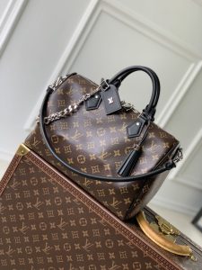 P1960 LV M12243Speedy Soft 30 Darkハンドバッグは、スタイリッシュな旅のための印象的なコンパニオンモンクレログラムコーティングのキャンバスボディにレザーのトリミングとゴシック調のチェーンパスポートやその他の必需品を安全に保管するジップポケットを備えた十分な形状のネームプレートとタッセルは、クラフトマンシップを物語るToronハンドルは斬新な追加です21×17×30cm(H x W x L)-ハイレプリカバッグ