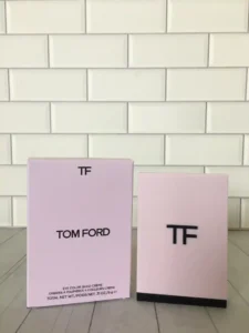 p80 TF限定粉盘荆刺玫瑰眼影盘 色号:03 body heat名曰玫瑰红霞盘TomFord的荆棘玫瑰限量系列除了粉壳口红还出了限量的粉壳眼影✨
.
磨砂烟粉包装质感高级Tom Ford永远都是那么懂女孩子的心💅
.
粉质细腻好晕染而且显色度💯
.
暖红棕配色温暖馥郁而且都带了细闪沉闷的秋冬天你的眼睛需要一点光泽👀-高仿包包