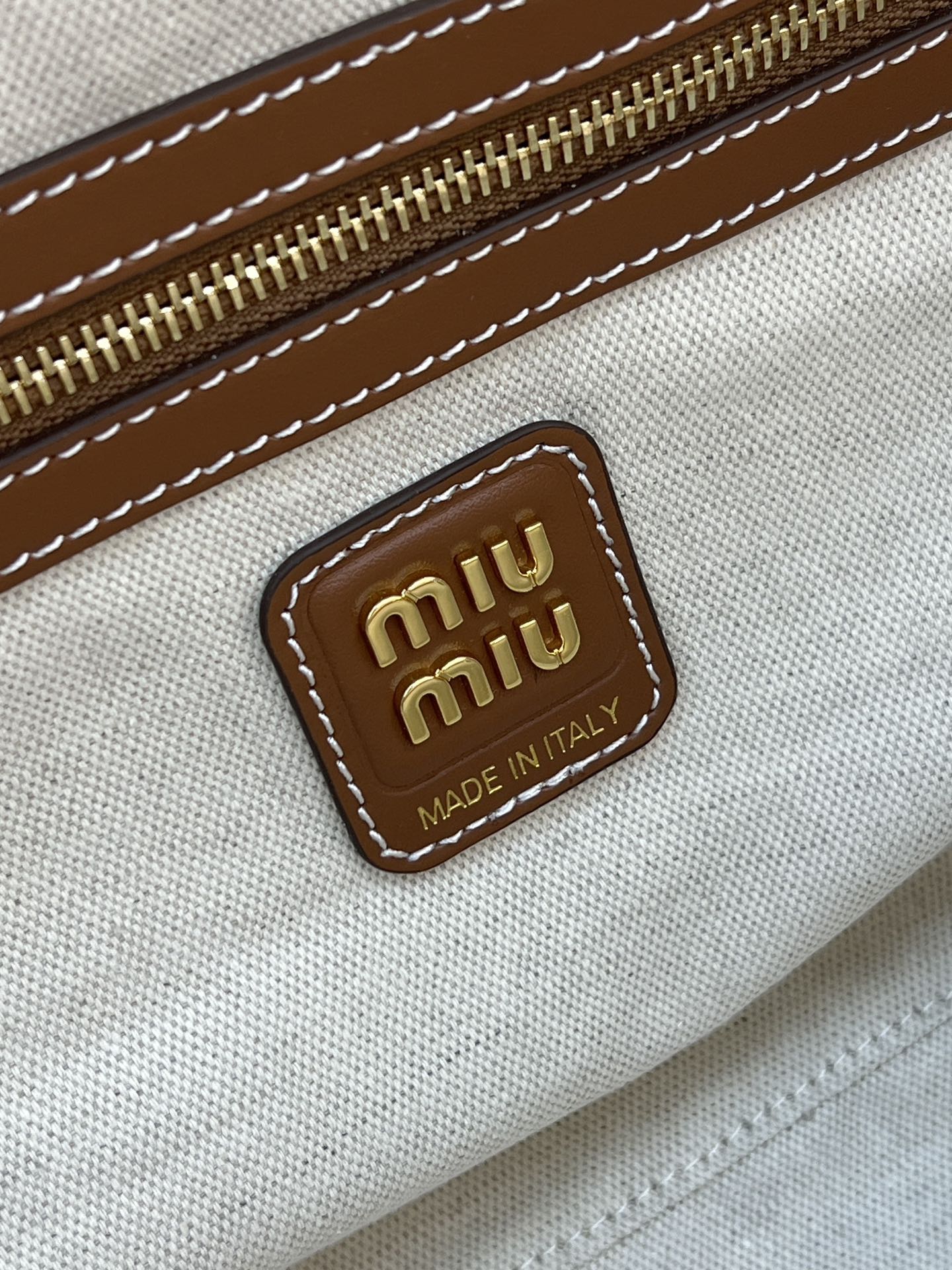 P1440 ✔️ MiuMiu Maletín de lona 5BB117 Una fusión completa de moda y clásico, la próxima gran cosa es él Tejido de lona con piel de becerro es suave y duradero, más ligero que el modelo de piel completa y más versátil en color Tanto la apariencia como la practicidad de las tres generaciones del diseño de asa larga es fácil de llevar en el hombro, el diseño de gran tamaño tiene mucha capacidad y se puede cargar fácilmente con una variedad de artículos esenciales Ya sea para el trabajo o para viajar, ¡es perfecto! El nuevo forro de lona es más bonito y duradero Tamaño: 34X23X12cm (con el embalaje original)