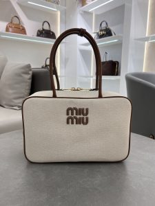 P1440 ✔️ MiuMiu Mallette en toile 5BB117 Une fusion complète de la mode et du classique, la prochaine grande chose est elle Le tissu en toile avec le cuir de veau est doux et durable, plus léger que le modèle en cuir et plus polyvalent en couleur L'apparence et la praticité des trois générations de la conception de la poignée longue est facile à porter sur l'épaule, la conception de grande taille a beaucoup de capacité et peut être facilement chargé avec une variété d'éléments essentiels Que ce soit pour le travail ou le voyage, il est parfait ! La nouvelle doublure en toile est plus belle et plus durable Taille : 34X23X12cm (avec l'emballage d'origine)