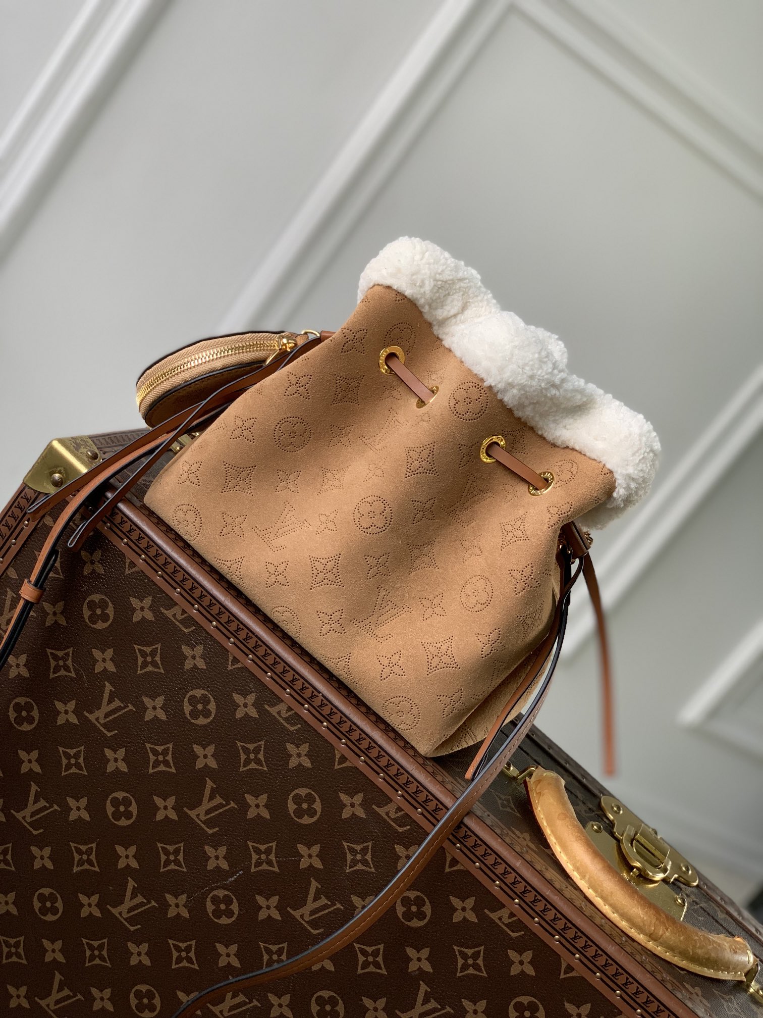 P2100 LV M11839Ce sac à main Bella de la collection LV Ski est réalisé en daim richement embelli avec des garnitures en cuir de laine pour une touche apaisante et saisonnière.Motif perforé du monogrammePoursuite de l'élément emblématique du sacEmbellissement de la chaîneSouci du détailPochette arrondie pour un rangement sécurisé22 x 14 x 19 cm (H x L x L)-Sacs haut de gamme