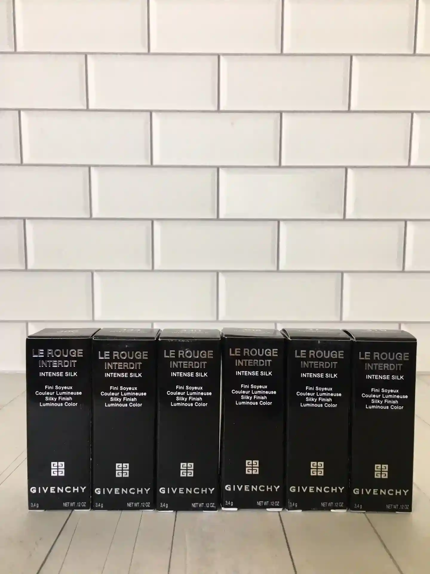 p80 Givenchy's new lambskin lipstick goddess color is here 💄 6 ⃣️ color number 306-333-330-319-N37-227 Each flash of Givenchy lipstick is a fashion statement flaunting your charm to show your style! Givenchy's new lambskin! Genuine leather plus 4G logo design luxury and high-class texture satin very smooth persistence and color development are very good! Picked 6 colors for the babies la! 💄🌹# 319 Cognac rose red brown toned rose color is still quite strong very suitable for the autumn and winter seasons 🌹💄# 37 forbidden vintage red knocking A cold vintage red with a little bluish red is very suitable for attending important occasions 💄🌹# 227 Earl Grey Rose warm toned red rose color very Suitable for face and daily gentle temperament really from the inside out 🌹💄# 306 dazzling tomato red with a little bit of orange tone of the red has a French that flavor is also quite retro 💄🌹# 330 amber rose a little bit like a chestnut red partial warm tone of the rich floral temperament pulling the full 🌹💄# 333 forbidden gemstone red classic gemstone red huge white aqua color is not pick skin and also very versatile-High Faux Bags