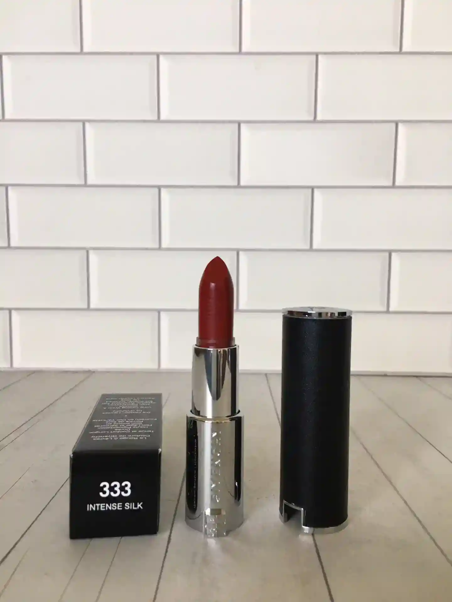 Image [6]-p80 Givenchy new lambskin lipstick goddess color number came 💄 6 ⃣️ color number 306-333-330-319-N37-227 Every flash of Givenchy lipstick is a fashion statement flaunt your charm show your style! Givenchy's new lambskin! Genuine leather plus 4G logo design luxury and high-class texture satin very smooth persistence and color development are very good! Picked 6 colors for the babies la! 💄🌹# 319 Cognac rose red brown toned rose color is still quite strong very suitable for the fall and winter season 🌹💄# 37 taboo retro red knock A cold retro red with a little blue-toned red is very suitable for attending important occasions 💄🌹# 227 Earl Grey Rose warm toned red rose color very Suitable for face and daily gentle temperament really from the inside out 🌹💄# 306 dazzling tomato red with a little bit of orange tone of the red has a French that flavor is also quite retro 💄🌹# 330 amber rose a little bit like a chestnut red partial warm tone of the rich and noble floral color temperament pulled full 🌹💄# 333 forbidden gemstone red classic gemstone red huge white aqua color is not pick skin and also very versatile-High Faux Bags