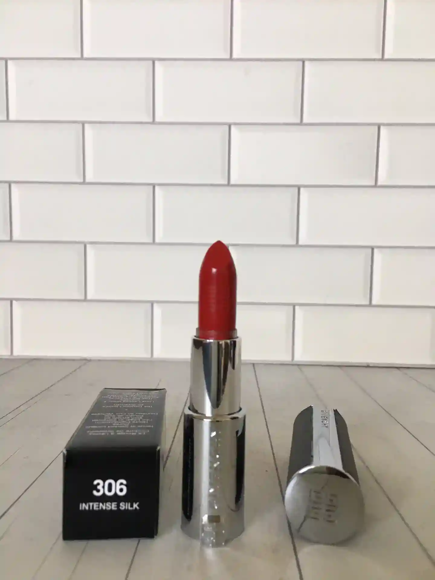 Image [4]-p80 Givenchy new lambskin lipstick goddess color number came 💄 6 ⃣️ color number 306-333-330-319-N37-227 Every flash of Givenchy lipstick is a fashion statement flaunt your charm show your style! Givenchy's new lambskin! Genuine leather plus 4G logo design luxury and high class texture satin very smooth persistence and color development are very good! Picked 6 colors for the babies la! 💄🌹# 319 Cognac rose red brown toned rose color is still quite strong very suitable for the autumn and winter season 🌹💄# 37 taboo retro red knock A cold retro red with a little blue-toned red is very suitable for attending important occasions 💄🌹# 227 Earl Grey Rose warm toned red rose color very Suitable for face and daily gentle temperament really from the inside out 🌹💄# 306 dazzling tomato red with a little bit of orange tone of the red has a French that flavor is also quite retro 💄🌹# 330 amber rose a little bit like a chestnut red partial warm tone of the rich and noble floral color temperament pulled full 🌹💄# 333 forbidden gemstone red classic gemstone red huge white aqua color is not pick skin and also very versatile-High Faux Bags