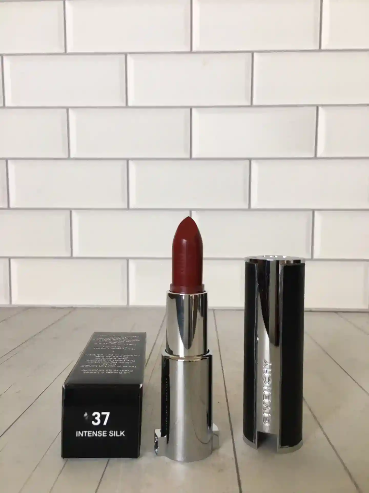 Image [5]-p80 Givenchy new lambskin lipstick goddess color number came 💄 6 ⃣ ️ color number 306-333-330-319-N37-227 Every flash of Givenchy lipstick is a fashion statement flaunt your charm show your style! Givenchy's new lambskin! Genuine leather plus 4G logo design luxury and high class texture satin very smooth persistence and color development are very good! Picked 6 colors for the babies la! 💄🌹# 319 Cognac rose red brown toned rose color is still quite strong very suitable for the fall and winter season 🌹💄# 37 taboo retro red knock A cold retro red with a little blue-toned red is very suitable for attending important occasions 💄🌹# 227 Earl Grey Rose warm toned red rose color very Suitable for face and daily gentle temperament really from the inside out 🌹💄# 306 dazzling tomato red with a little bit of orange tone of the red has a French that flavor is also quite retro 💄🌹# 330 amber rose a little bit like a chestnut red partial warm tone of the rich and noble floral color temperament pulled full 🌹💄# 333 forbidden gemstone red classic gemstone red huge white aqua color is not pick skin and also very versatile-High Faux Bags