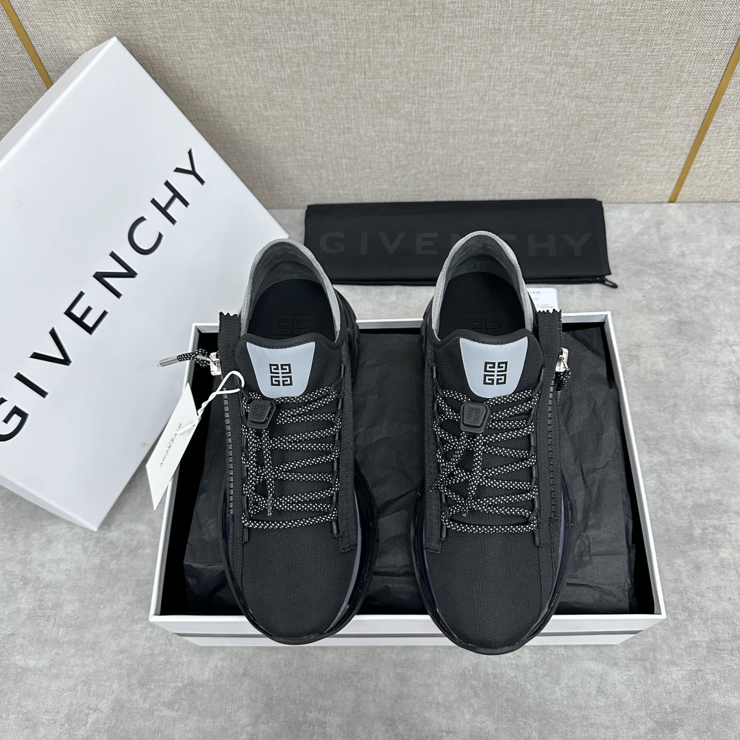 Givenchy SPECTRE JOGGING LOW-TOP ZIPPER LOAFERS Ces baskets sont réalisées en cuir de vachette perforé importé et doublées de cuir de vachette Semelles intérieures individuelles monobloc en latex de vachette Confortables et agréables à la peau Les empiècements latéraux sont dotés d'une fermeture à glissière avec logo 4G et de sangles de couleur assortie Détails bicolores Lacets techniques avec logo 4G Cordon de serrage et languette imprimée du logo Les empiècements latéraux sont dotés d'une impression du logo Givenchy Semelle extérieure avec logo Givenchy gravé Effet caoutchouc renforcé Développement privé Semelle tech légère noire et blanche Pas de contraste 🆚 Comme la qualité de comptoir. Effet caoutchouc renforcé avec logo Givenchy gravéSemelle tech légère noire et blanche développée de manière privée Pas de comparaison 🆚 Pas de mal Si vous aimez la qualité de comptoir, allez-y Tailles de cuir standard : 39 à 44# (38.45🉑 Personnalisé) P¥860