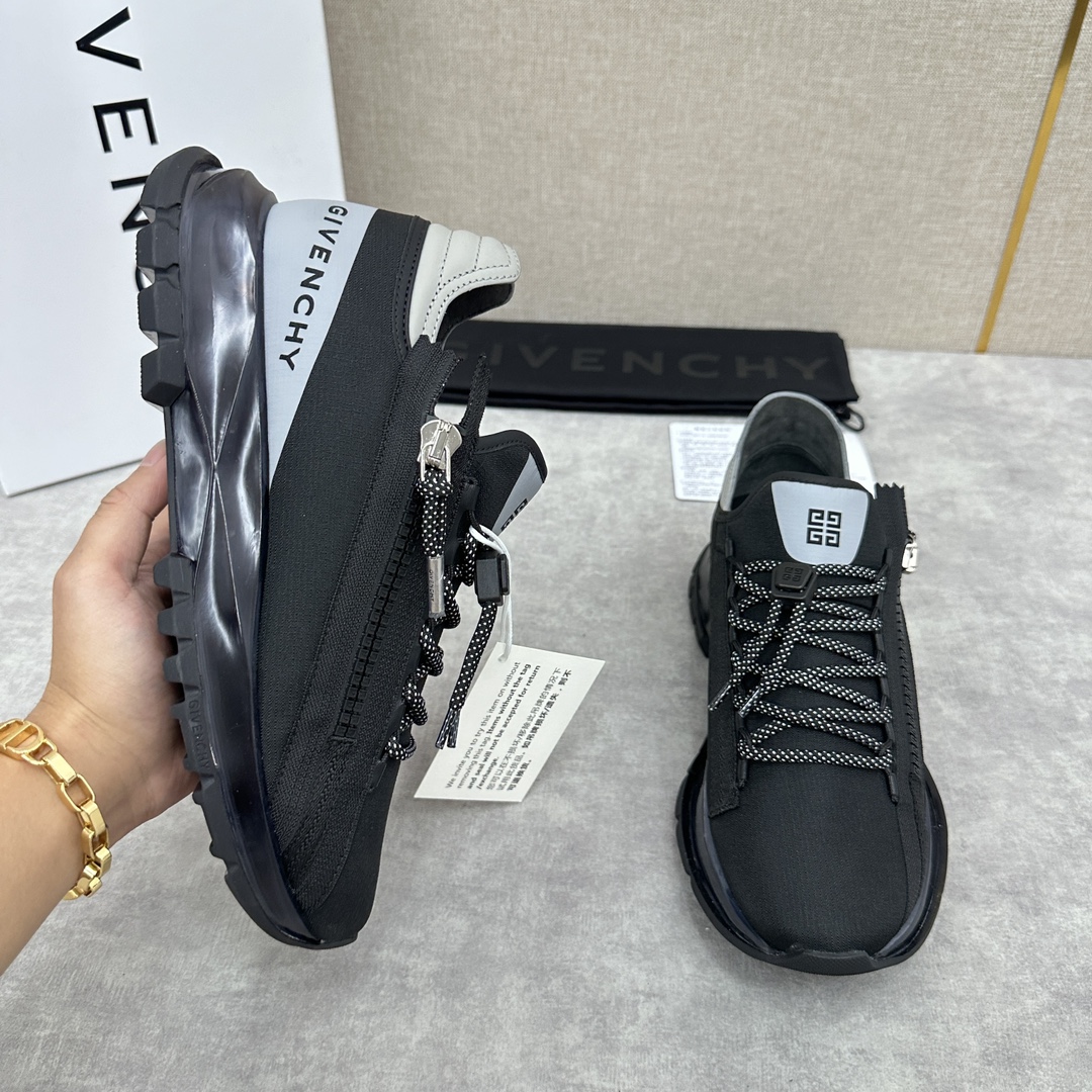 Givenchy SPECTRE JOGGING LOW-TOP ZIPPER LOAFERS Estas sapatilhas são feitas de couro de vaca perfurado importado com um forro de couro de vaca Palmilhas individuais de látex de couro de vaca de uma peça Confortável e amigo da pele Os painéis laterais apresentam um fecho de correr com o logótipo 4G com acentos de cinta coordenados a cores a condizer Detalhes de duas cores Atacadores técnicos com um logótipo 4G Cordão e língua com impressão de logótipo Os painéis laterais apresentam uma impressão de logótipo Givenchy Sola exterior com logótipo Givenchy gravado Efeito de borracha reforçada Desenvolvimento privado Sola tecnológica leve a preto e branco Sem contraste 🆚 Como a qualidade do contador. Efeito de borracha reforçada com logótipo Givenchy gravadoSola tecnológica leve a preto e branco de desenvolvimento privado Sem contraste 🆚 Não há mal nenhum Se gosta de qualidade de balcão, vá em frente Tamanhos de pele padrão: 39 a 44# (38.45🉑 Personalizado) P¥860