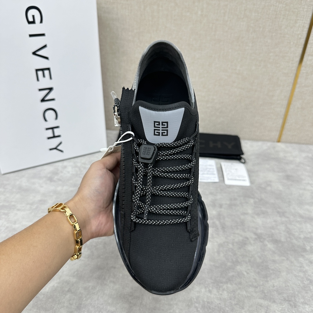 Givenchy SPECTRE JOGGING LOW-TOP ZIPPER LOAFERS インポートされたパンチング加工を施したカウハイドレザーを使用し、カウハイドレザーのライニングを施したトレーナーです 個性的な一体型カウハイドラテックスインソール 肌に優しく快適な履き心地 サイドパネルには4Gロゴ入りのジップを配し、同色でコーディネートされたウェビングがアクセントになっています 2色のディテール 4Gロゴ入りのテックシューレース ドローストリングとロゴプリントのタン サイドパネルにはジバンシィのロゴプリントを配したアウトソール ジバンシィのロゴが刻印された強化ラバーエフェクト プライベートで開発された軽量ブラック＆ホワイトのテックソール コントラストなし 🆚 カウンター品質がお好きな方におすすめです。ジバンシィのロゴが刻印された強化ラバー効果プライベートで開発された軽量の黒と白のテックソールコントラストなし🆚 カウンター品質がお好きな方はどうぞ 標準レザーサイズ：39～44#（38.45🉑カスタマイズ） P¥860