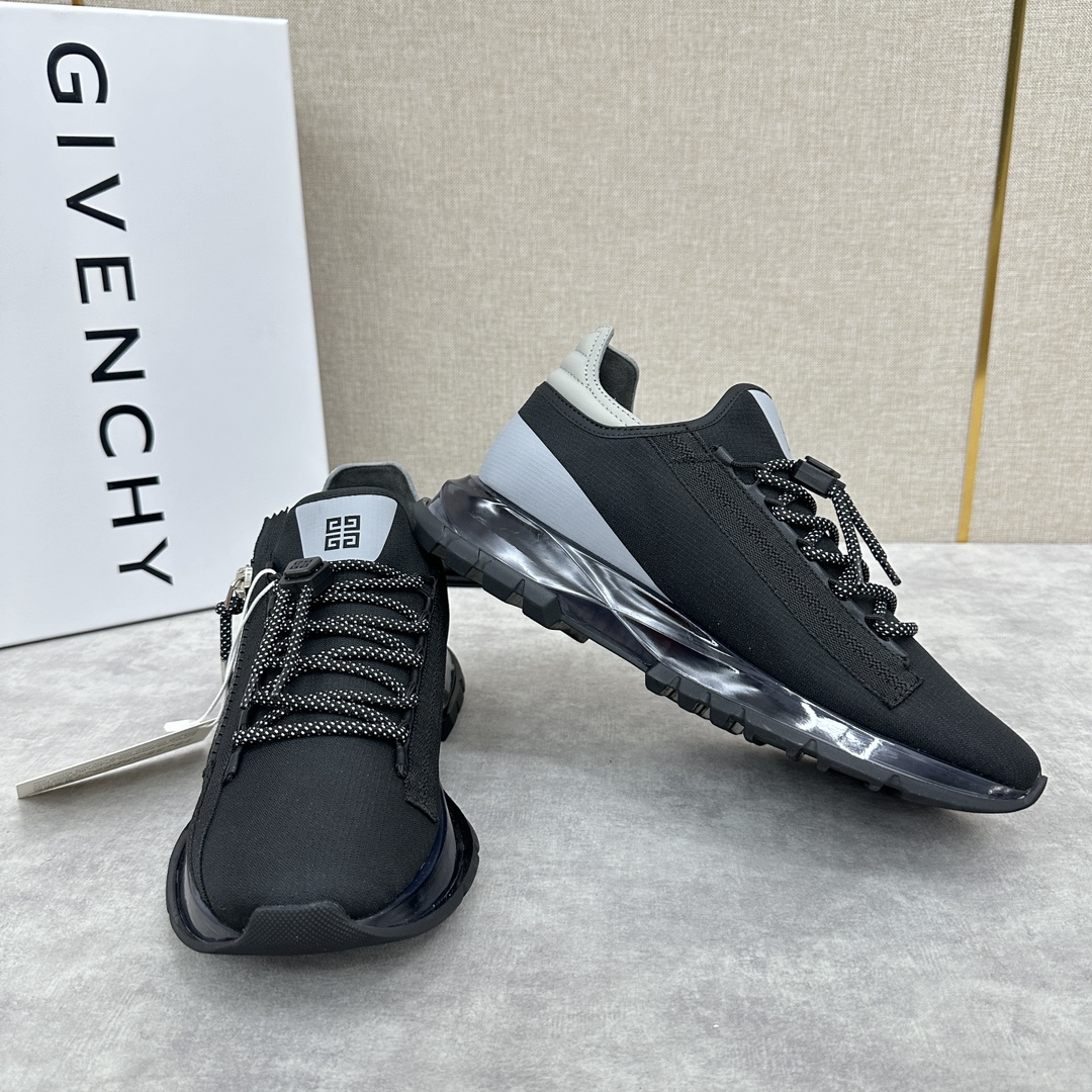 💋💍GVX New Givench* Givenchy SPECTRE Jogging Low Top Zipper Casual Shoes This sneaker is made of imported perforated cowhide leather with cowhide leather lining Individual one-piece cowhide latex insole Comfortable and skin-friendly Side panel with 4G logo zipper and matching color-coordinated webbing accents Two-Tone detailing tech laces with 4G logo drawstring and logo prints Tongue Side Givenchy logo print Outsole with reinforced rubber effect engraved with the Givenchy logo Privately developed lightweight black and white tech soles No comparison 🆚 No harm, no foul For those who prefer the quality of the counter. Standard shoe size: 39-44# (38.45🉑 customized) P¥860