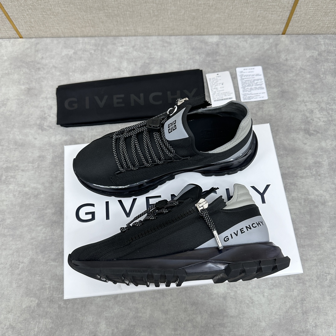 Givenchy SPECTRE JOGGING LOW-TOP ZIPPER LOAFERS インポートされたパンチング加工を施したカウハイドレザーを使用し、カウハイドレザーのライニングを施したトレーナーです 個性的な一体型カウハイドラテックスインソール 肌に優しく快適な履き心地 サイドパネルには4Gロゴ入りのジップを配し、同色でコーディネートされたウェビングがアクセントになっています 2色のディテール 4Gロゴ入りのテックシューレース ドローストリングとロゴプリントのタン サイドパネルにはジバンシィのロゴプリントを配したアウトソール ジバンシィのロゴが刻印された強化ラバーエフェクト プライベートで開発された軽量ブラック＆ホワイトのテックソール コントラストなし 🆚 カウンター品質がお好きな方におすすめです。ジバンシィのロゴが刻印された強化ラバー効果プライベートで開発された軽量の黒と白のテックソールコントラストなし🆚 カウンター品質がお好きな方はどうぞ 標準レザーサイズ：39～44#（38.45🉑カスタマイズ） P¥860