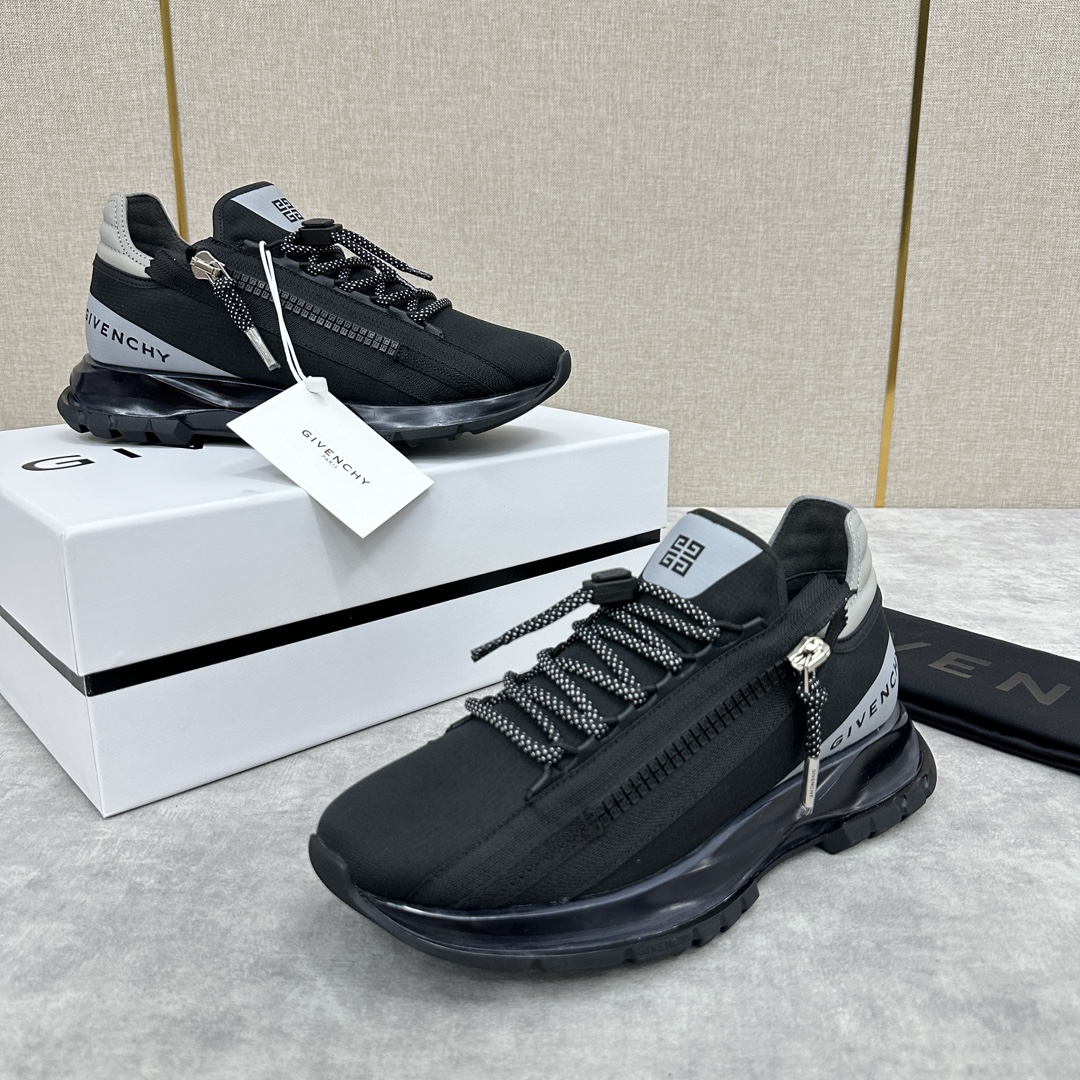 Givenchy SPECTRE JOGGING LOW-TOP ZIPPER LOAFERS Ces baskets sont réalisées en cuir de vachette perforé importé et doublées de cuir de vachette Semelles intérieures individuelles monobloc en latex de vachette Confortables et agréables à la peau Les empiècements latéraux sont dotés d'une fermeture à glissière avec logo 4G et de sangles de couleur assortie Détails bicolores Lacets techniques avec logo 4G Cordon de serrage et languette imprimée du logo Les empiècements latéraux sont dotés d'une impression du logo Givenchy Semelle extérieure avec logo Givenchy gravé Effet caoutchouc renforcé Développement privé Semelle tech légère noire et blanche Pas de contraste 🆚 Comme la qualité de comptoir. Effet caoutchouc renforcé avec logo Givenchy gravéSemelle tech légère noire et blanche développée de manière privée Pas de comparaison 🆚 Pas de mal Si vous aimez la qualité de comptoir, allez-y Tailles de cuir standard : 39 à 44# (38.45🉑 Personnalisé) P¥860