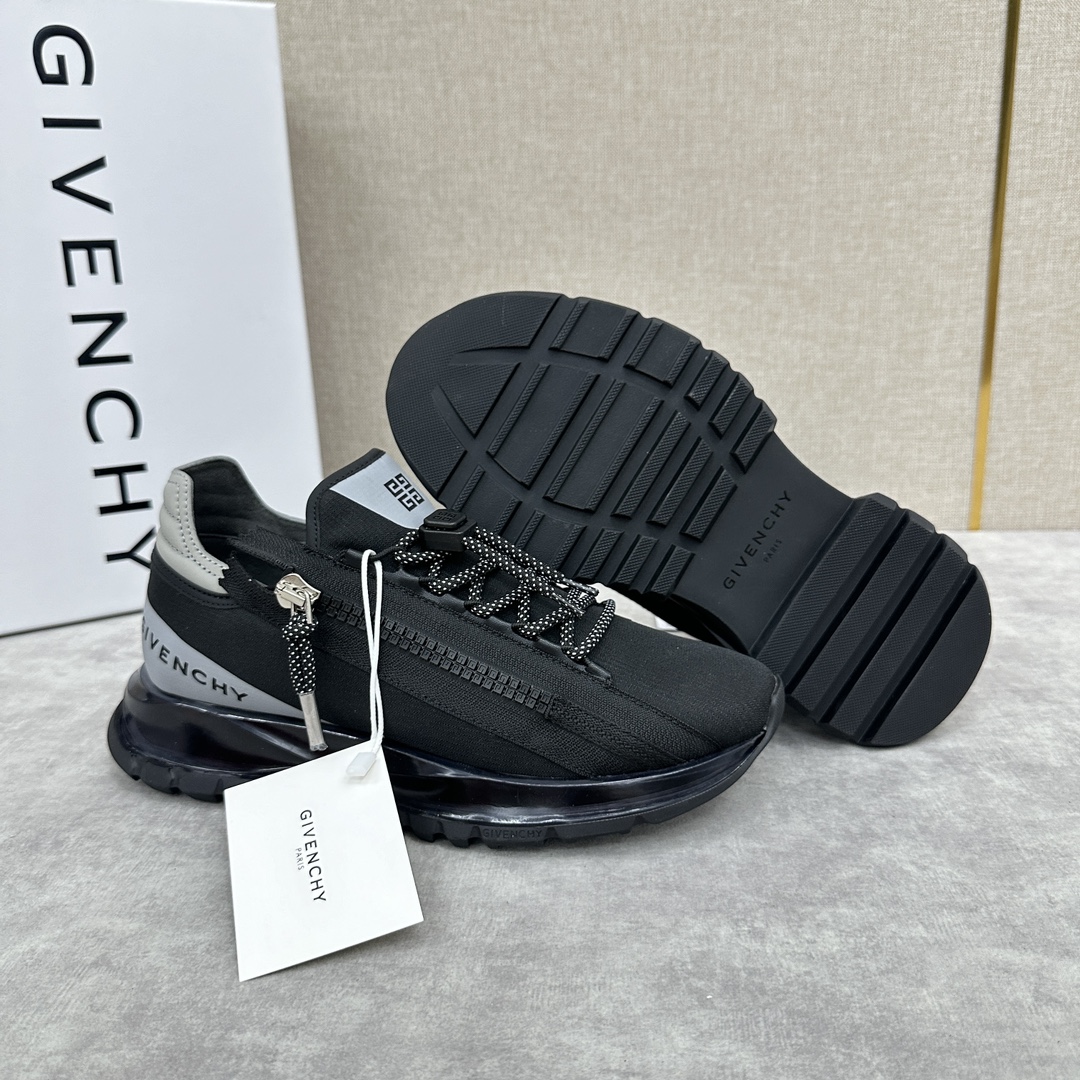 Givenchy SPECTRE JOGGING LOW-TOP ZIPPER LOAFERS Ces baskets sont réalisées en cuir de vachette perforé importé et doublées de cuir de vachette Semelles intérieures individuelles monobloc en latex de vachette Confortables et agréables à la peau Les empiècements latéraux sont dotés d'une fermeture à glissière avec logo 4G et de sangles de couleur assortie Détails bicolores Lacets techniques avec logo 4G Cordon de serrage et languette imprimée du logo Les empiècements latéraux sont dotés d'une impression du logo Givenchy Semelle extérieure avec logo Givenchy gravé Effet caoutchouc renforcé Développement privé Semelle tech légère noire et blanche Pas de contraste 🆚 Comme la qualité de comptoir. Effet caoutchouc renforcé avec logo Givenchy gravéSemelle tech légère noire et blanche développée de manière privée Pas de comparaison 🆚 Pas de mal Si vous aimez la qualité de comptoir, allez-y Tailles de cuir standard : 39 à 44# (38.45🉑 Personnalisé) P¥860