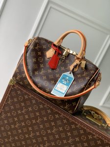 P1960 LV M11945Speedy Soft 30 Craftyハンドバッグ快適な旅のためのモンクレログラムコーティングキャンバス柔らかなレザーライニングとキーポーチ注目の筆跡ボーディングパスとハードケースの装飾で遊び心を演出内側にはパスポートや必需品を収納できるジップポケット華やかさを添えるトロンのハンドル21 x 17 x 30 cm (H x W x D) - H x W x D (H x W x L) - P1960 LV M11945Speedy Soft 30 Craftyハンドバッグ快適な旅のためのモンクレログラムコーティングキャンバス柔らかなレザーライニングとキーポーチ注目の筆跡ボーディングパスとハードケースの装飾で遊び心を演出内側にはパスポートや必需品を収納できるジップポケット華やかさを添えるトロンのハンドル21 x 17 x 30 cm (H x W x D) - P1960 LV M11945Speedy Soft 30 Craftyハンドバッグ30cm (H x W x L)-ハイファッション・バッグ