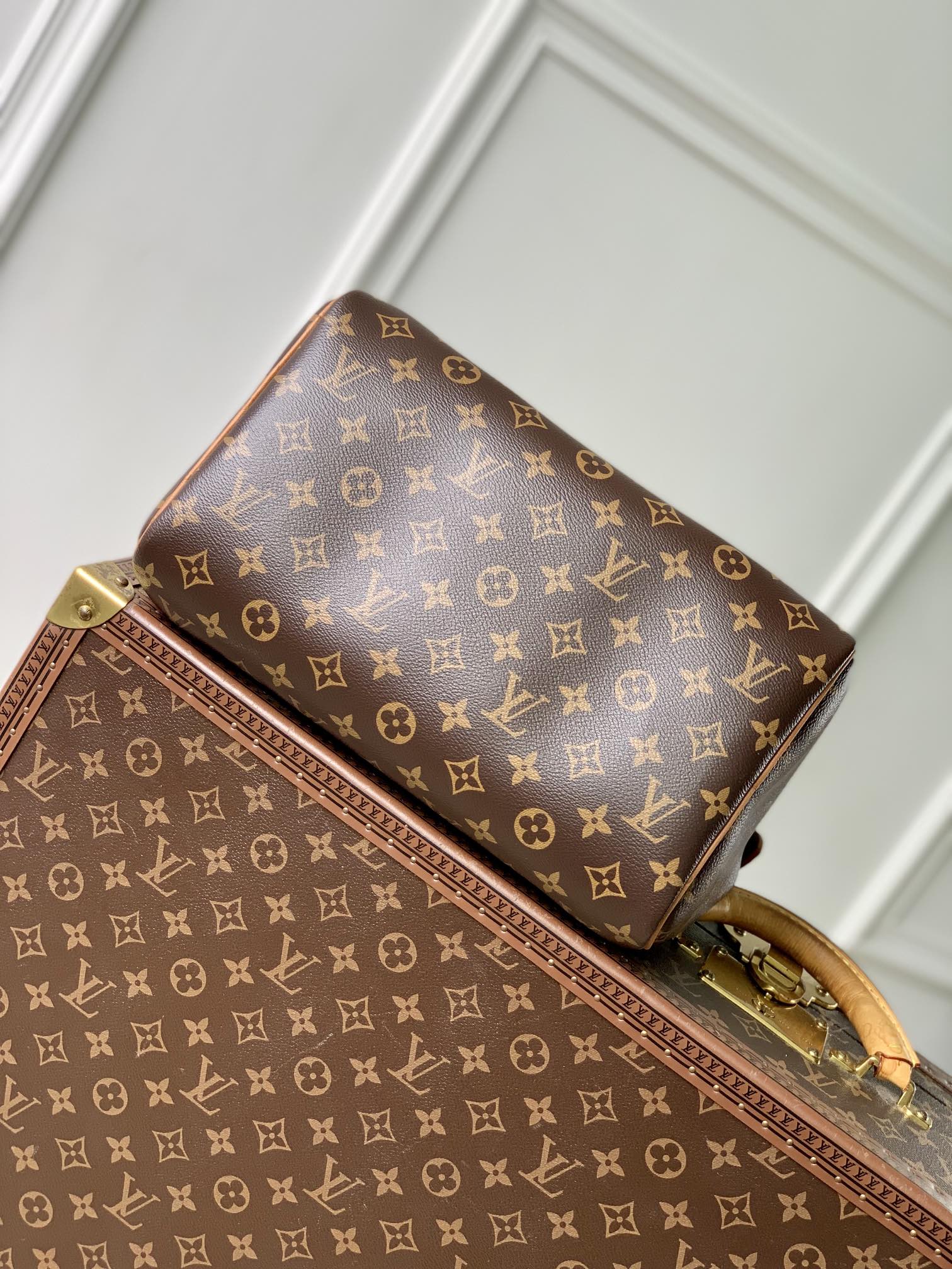 图片[4]-P1960 LV N87212
Speedy Soft 30 Boho 手袋取材经典 Monclerogram 涂层帆布再以皮革内衬和拉链内袋注入色彩反差鸵鸟皮革饰边和珠链汇聚视觉焦点钥匙包和地址牌共筑巧思细节Toron 手柄实现多种背携方式
21 x 17 x 30 厘米
(高 x 宽 x 长度)-高仿包包