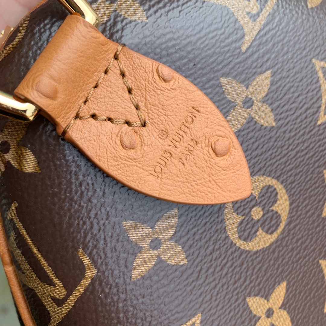 P1960 LV N87212The Speedy Soft 30 Boho bag is made of classic Monclerogram-coated canvas, with a leather lining and zippered interior pocket for a colorful contrast. Ostrich leather trim and beaded chain bring together the focal point of the bag, while a key ring and address tag create a clever detail. Toron handles allow for multiple carrying options.21 x 17 x 30 cm(H x W x L)