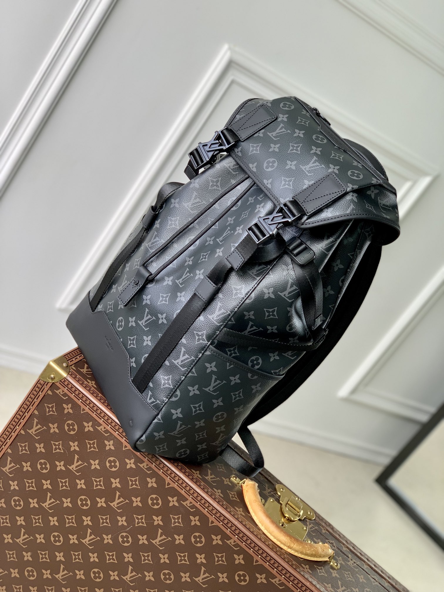 p2100 lv m46792تستوحي حقيبة Getaway من حيوية الهواء الطلق مع شكلها الناعم والمرن المصنوع من قماش Monclerogram Eclipse. يتميز الغطاء العلوي بشعار LV وإبزيم سريع التحرير، بينما يجعلها الحجرة الرئيسية الواسعة والجيوب الخارجية المتعددة خيارًا عصريًا للسفر أو للاستخدام اليومي.50 × 15 × 29 سم(الارتفاع × العرض × الطول)