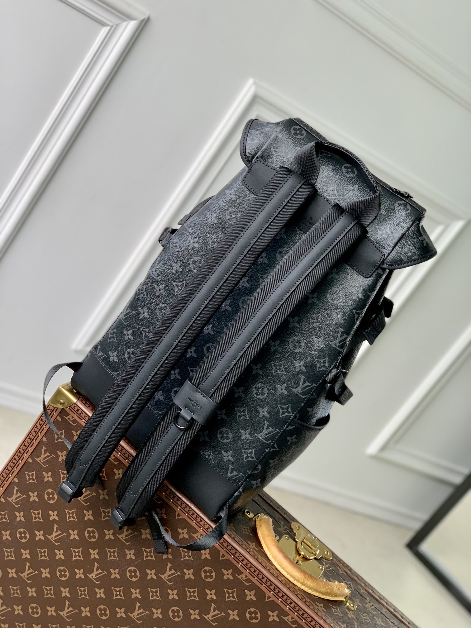 p2100 lv m46792تستوحي حقيبة Getaway من حيوية الهواء الطلق مع شكلها الناعم والمرن المصنوع من قماش Monclerogram Eclipse. يتميز الغطاء العلوي بشعار LV وإبزيم سريع التحرير، بينما يجعلها الحجرة الرئيسية الواسعة والجيوب الخارجية المتعددة خيارًا عصريًا للسفر أو للاستخدام اليومي.50 × 15 × 29 سم(الارتفاع × العرض × الطول)