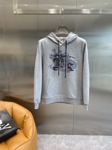 Sweatshirt décontracté exclusif pour hommes haut de gamme personnalisé version haute de l'original importé 420 grammes de fil de tissu de coton double brin poignets. Encolure ourlet caoutchouc imprimé motif tridimensionnel lettres logo Sensation de la main super doux et délicat Porter doux pour la peau et confortable Boutique haut de gamme Usine fine exécution Très bon sur les articles incontournables des hommes Trois étiquettes complet Taille : M-3XL 🅿️500-High-fashion usine