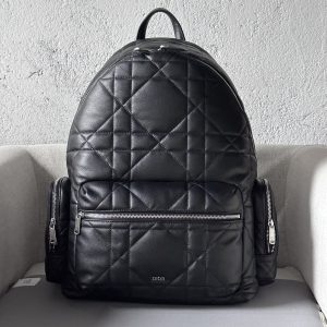 Issu de la collection homme Hiver 2014, ce sac à dos allie de façon saisissante le style contemporain à l'esprit de la haute couture.Confectionné en cuir de vachette noir et autres matériaux, il est orné d'un motif à carreaux de rotin surdimensionné qui réinvente le motif classique de Dior, avec le logo Dior sur le devant pour rehausser le look.Il est doté d'un spacieux compartiment zippé pour ranger vos essentiels quotidiens, de poches frontales et de poches zippées sur les côtés pour ranger votre portefeuille, vos clés, vos écouteurs ou votre téléphone portable. Facile d'accès, pratique et polyvalent, il est la touche finale parfaite à tout look.Modèle 9901Taille 41.5-46-22Corps : tissu en peau de vacheDoublure : tissuCompartiment principal zippé en peau de vacheCompartiment interne plat pour ordinateurPochette frontale zippéeDeux poches latérales zippéesPoignée supérieure en cuirSangle d'épaule rembourrée réglableDos en tissu maille rembourréLogo Dior sur le devantFinition argentée vintageLogo Dior en laiton sur le devantLogo Dior embossé à l'intérieurPochette intérieure pour la poussière incluse191701800