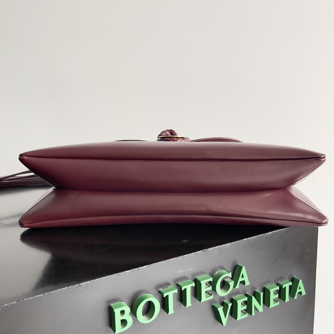 Inspiration from 1970 Bottega Veneta Women's logo shoulder bag smooth leather surface to bring a clean sense of handsomeness like the workplace women's sharp and tough front buckle high-quality hardware pendant bag body overall retro elegance excellent leather feel soft Baodiejia this series can be described as a full staff of beautiful weakened wear on the complexity do not scramble to grab the best quality interpretation of itself!Model No.: 806034 (Large)Size: 30*20*8cm